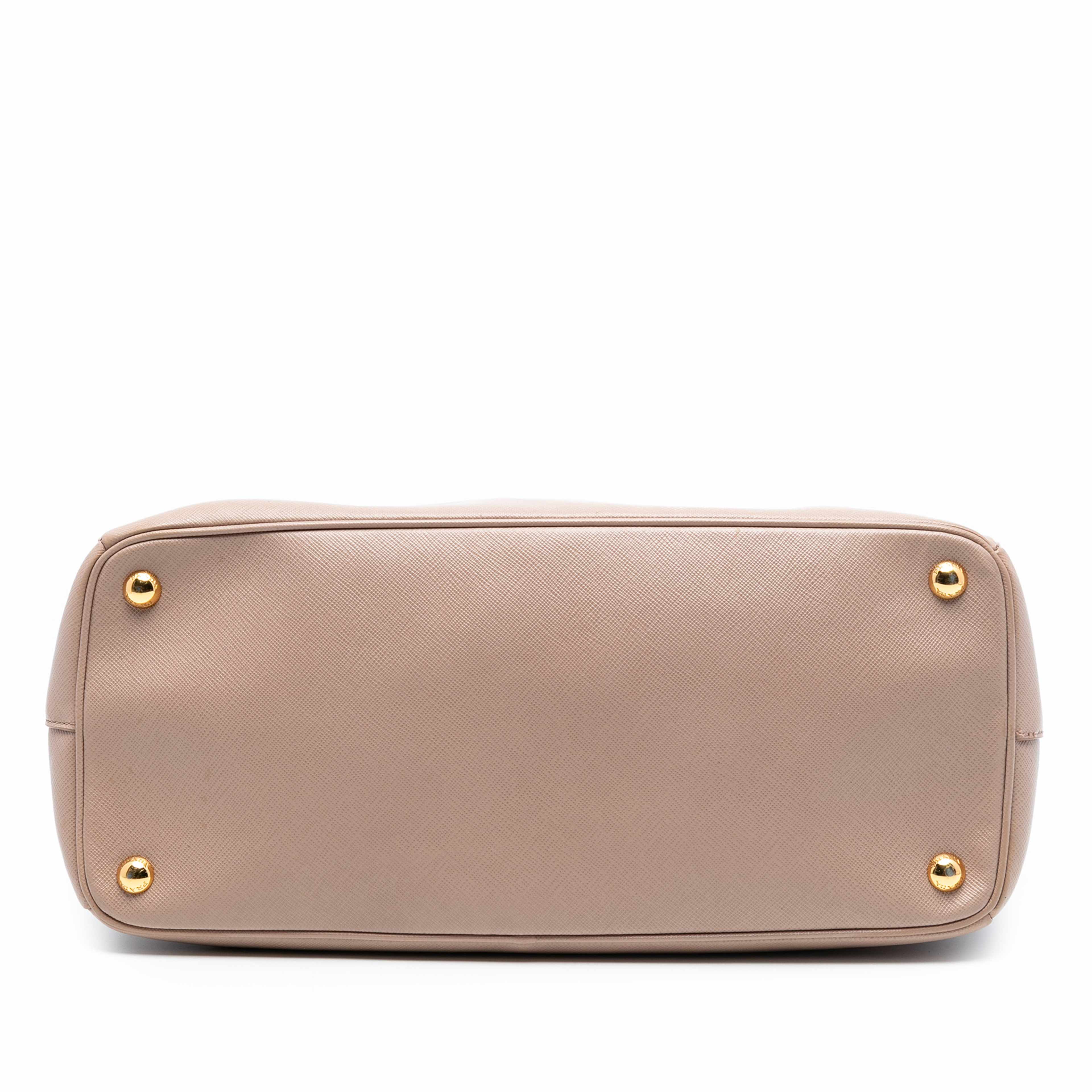 Prada Medium Saffiano Lux Galleria Double Zip Tote, från Luxclusif, i färgen light pink. Klicka för att öppna bilden i stort format