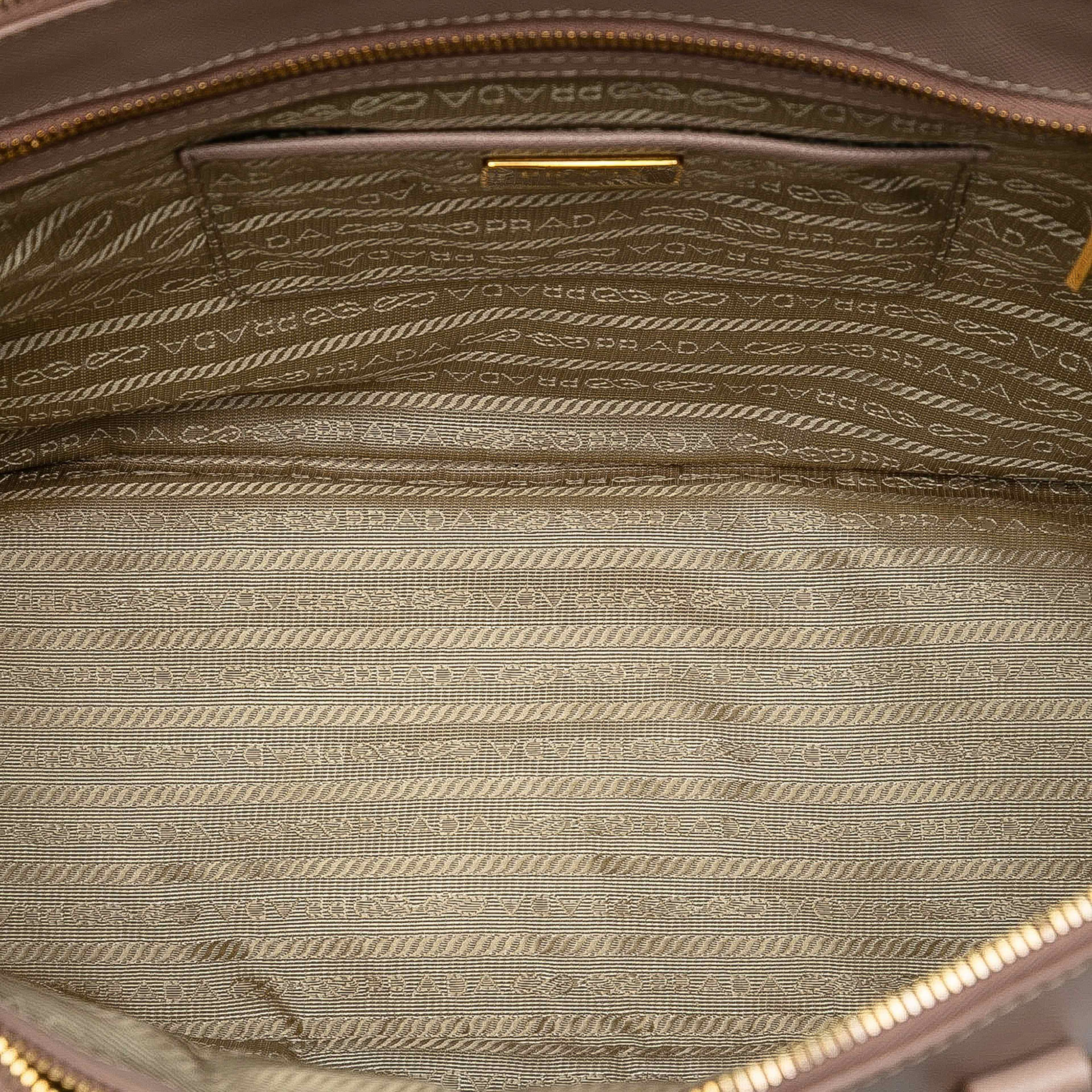 Prada Medium Saffiano Lux Galleria Double Zip Tote, från Luxclusif, i färgen light pink. Klicka för att öppna bilden i stort format