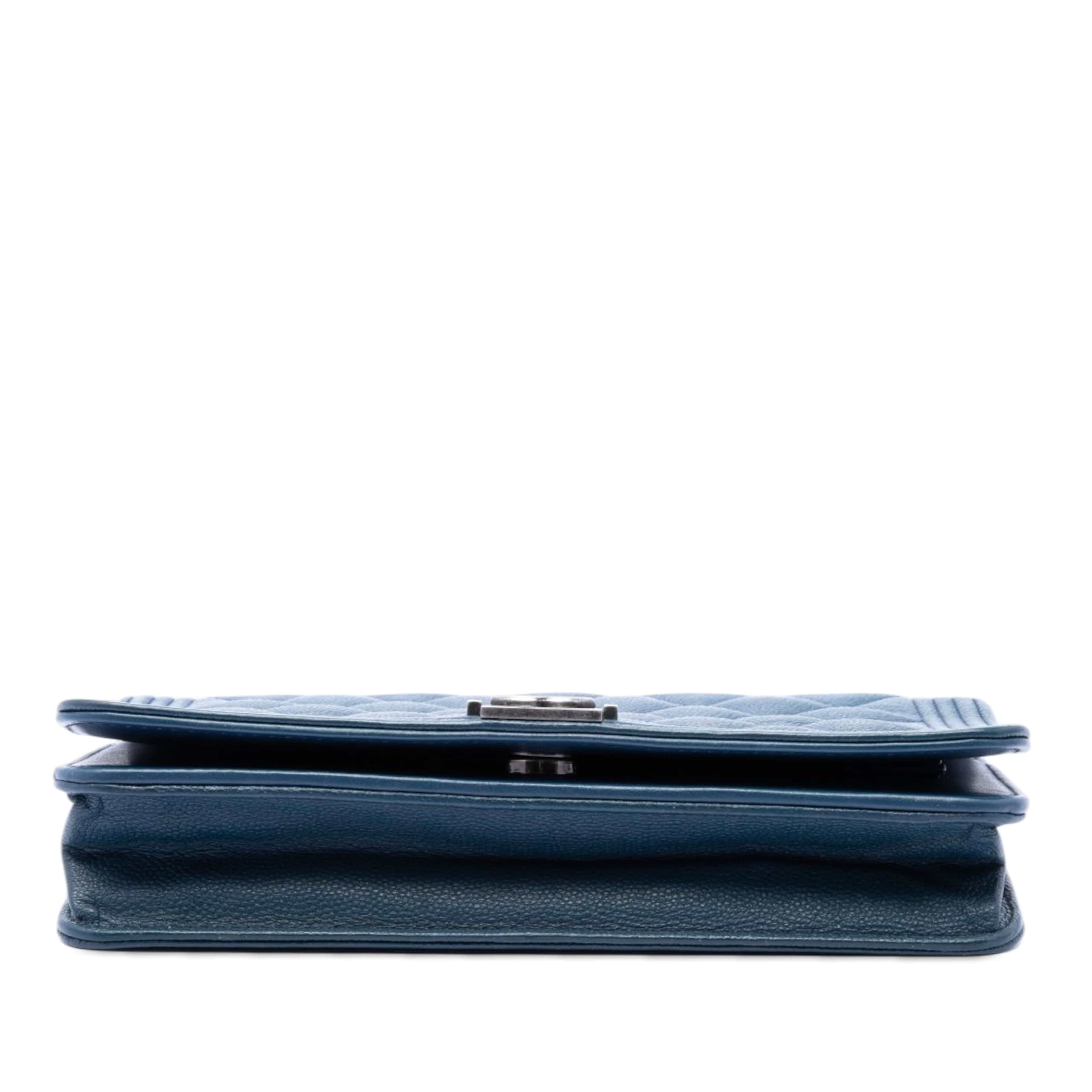 Chanel Quilted Caviar Boy Wallet On Chain, från Luxclusif, i färgen navy. Klicka för att öppna bilden i stort format