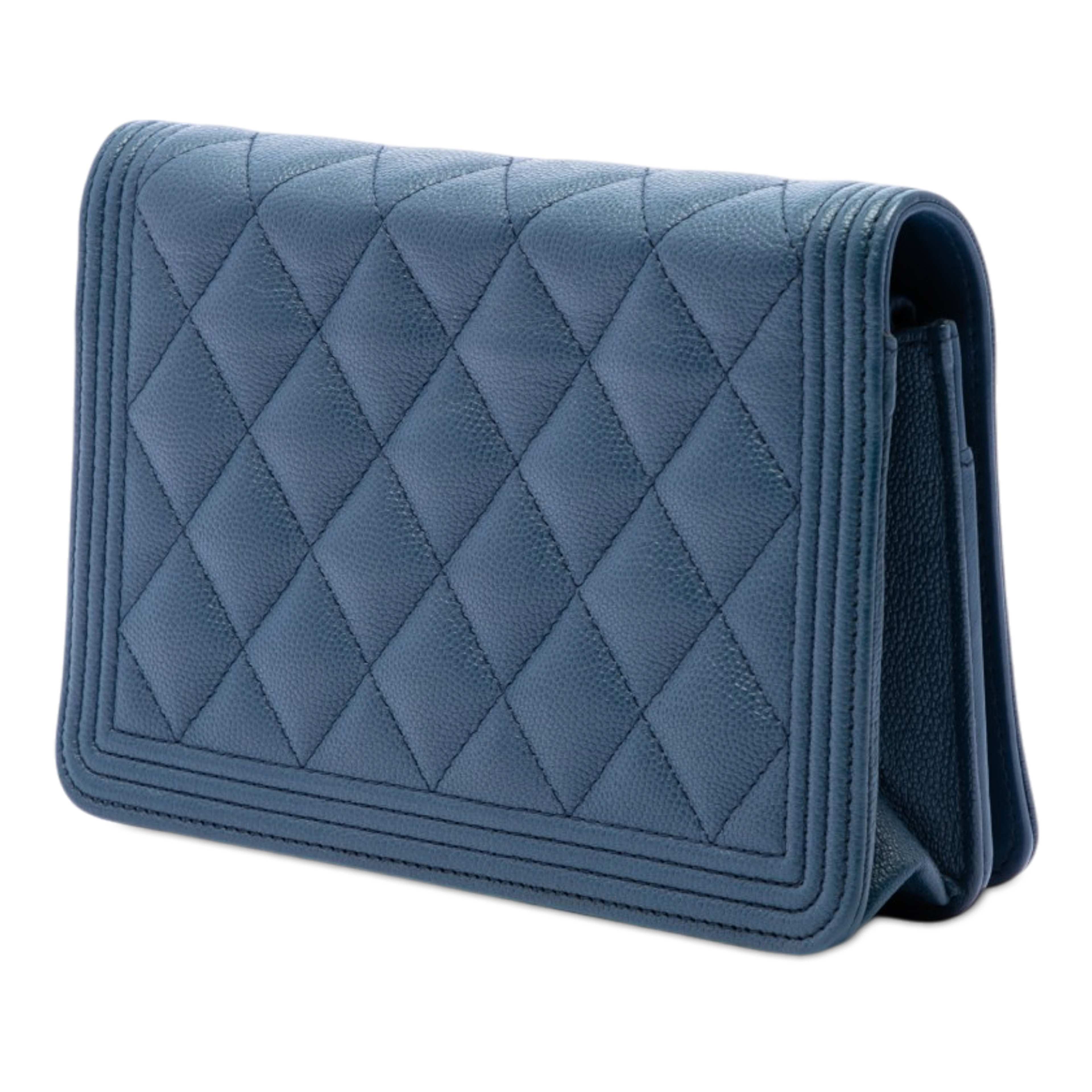 Chanel Quilted Caviar Boy Wallet On Chain, från Luxclusif, i färgen navy. Klicka för att öppna bilden i stort format