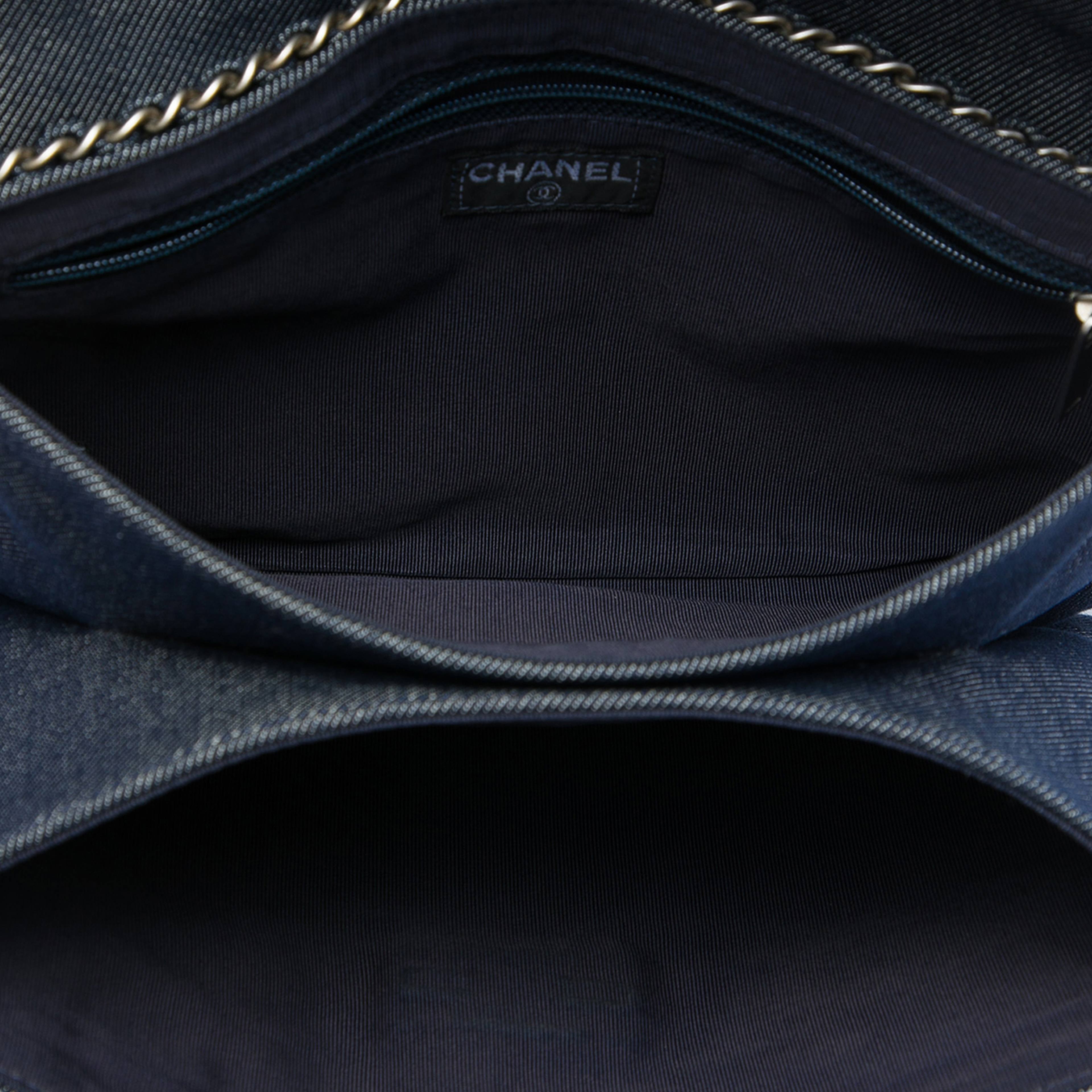 Chanel Chocolate Bar Denim Reissue 2.55 Flap, från Luxclusif, i färgen blå. Klicka för att öppna bilden i stort format