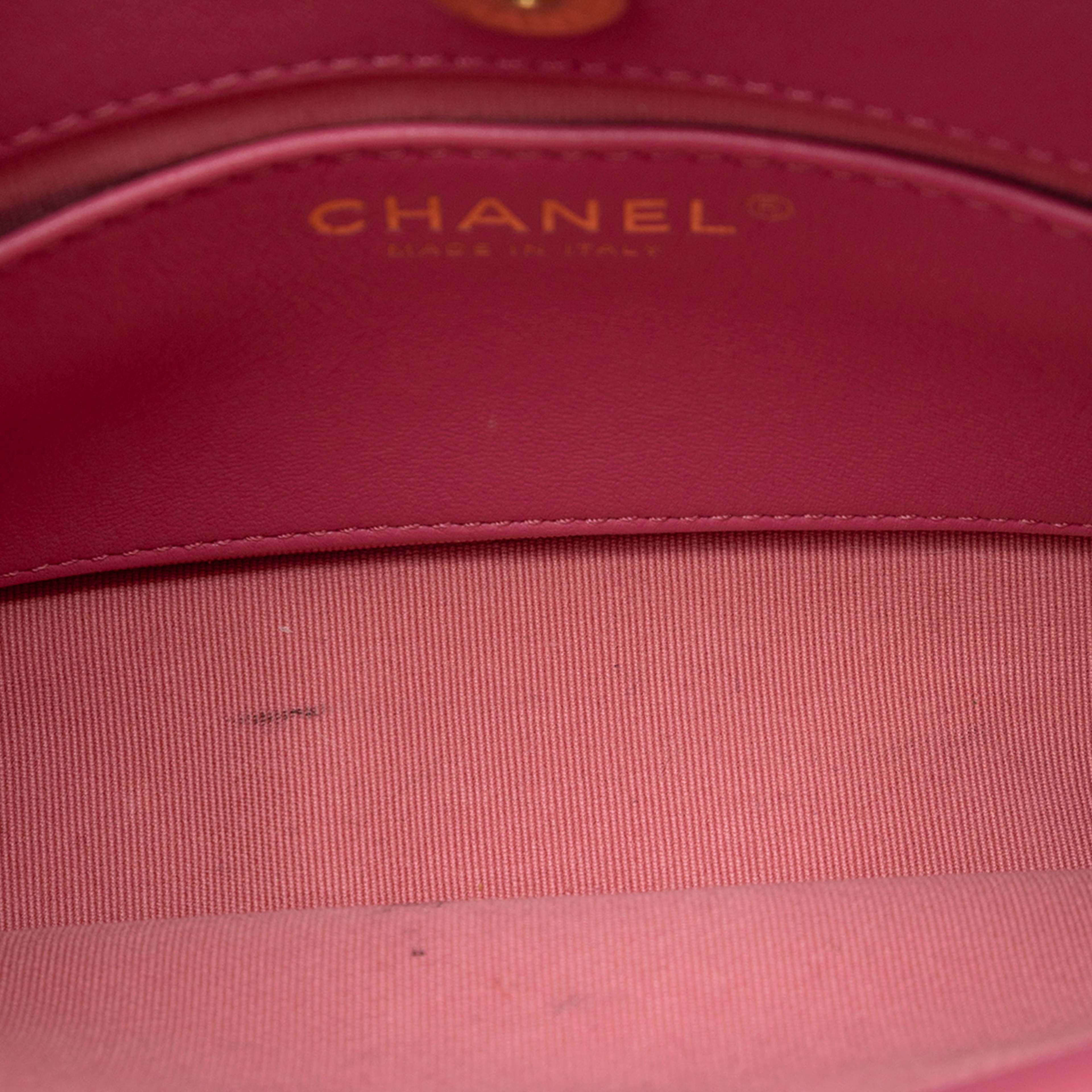 Chanel Small Quilted Velvet Wavy Cc Hobo, från Luxclusif, i färgen rosa. Klicka för att öppna bilden i stort format