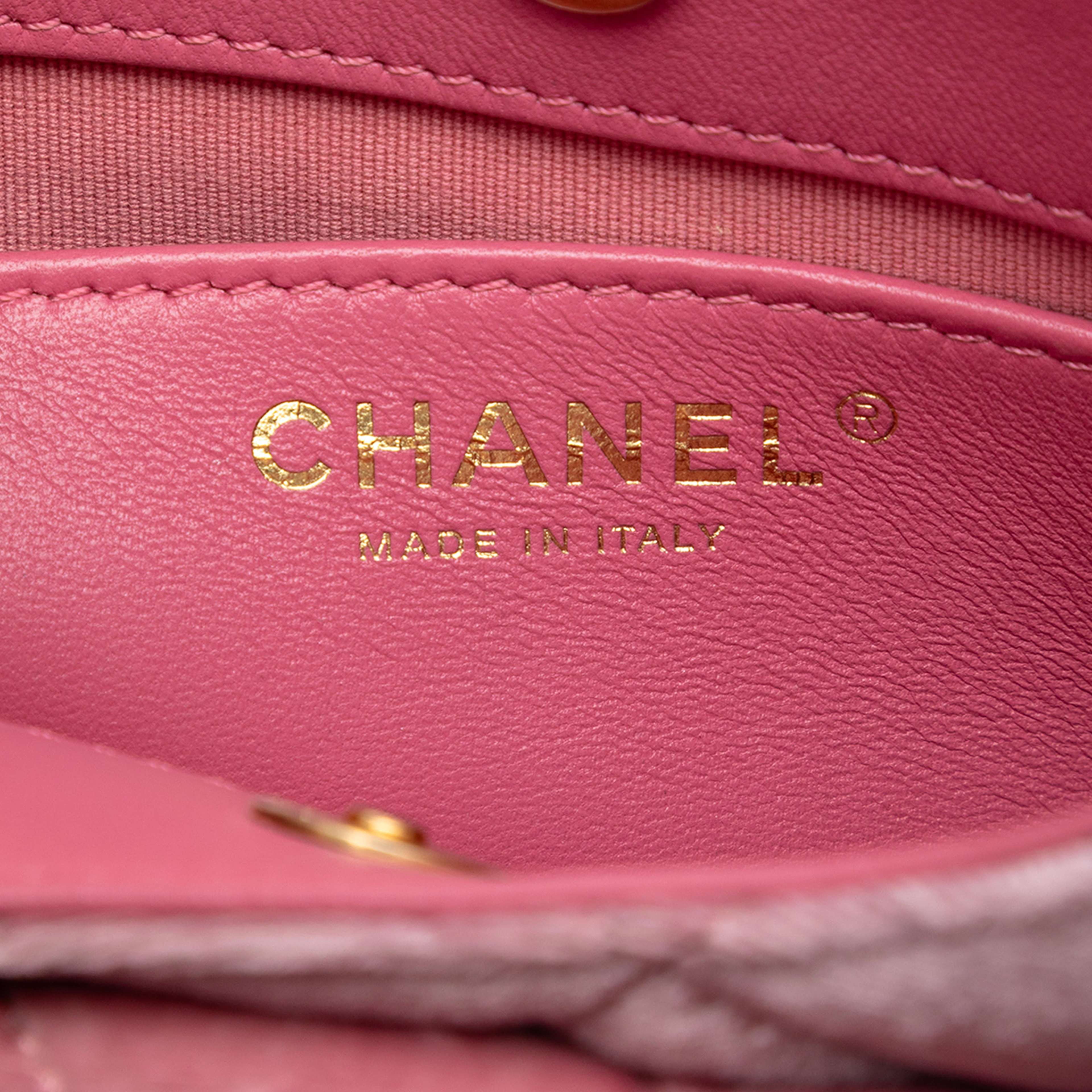 Chanel Small Quilted Velvet Wavy Cc Hobo, från Luxclusif, i färgen rosa. Klicka för att öppna bilden i stort format