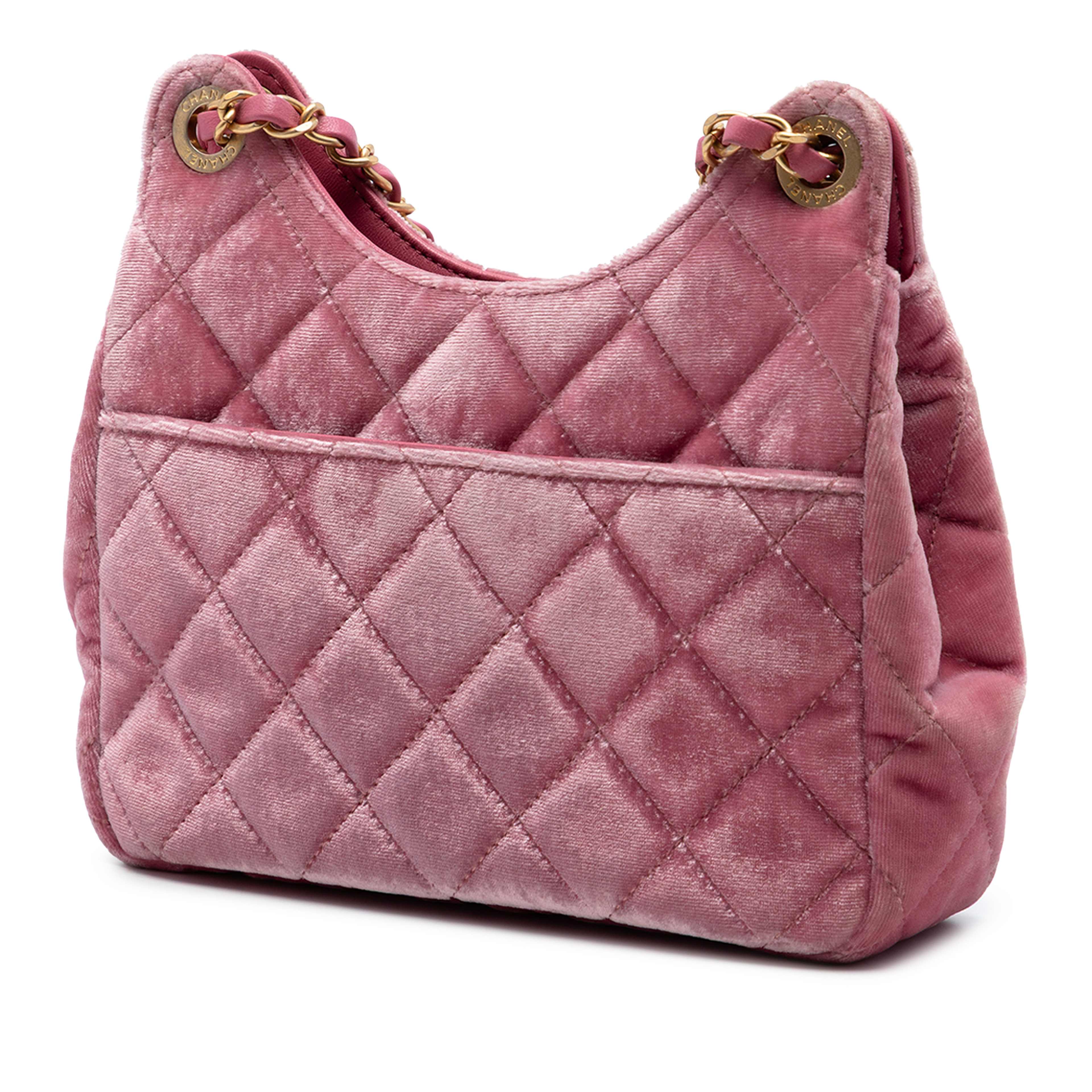 Chanel Small Quilted Velvet Wavy Cc Hobo, från Luxclusif, i färgen rosa. Klicka för att öppna bilden i stort format