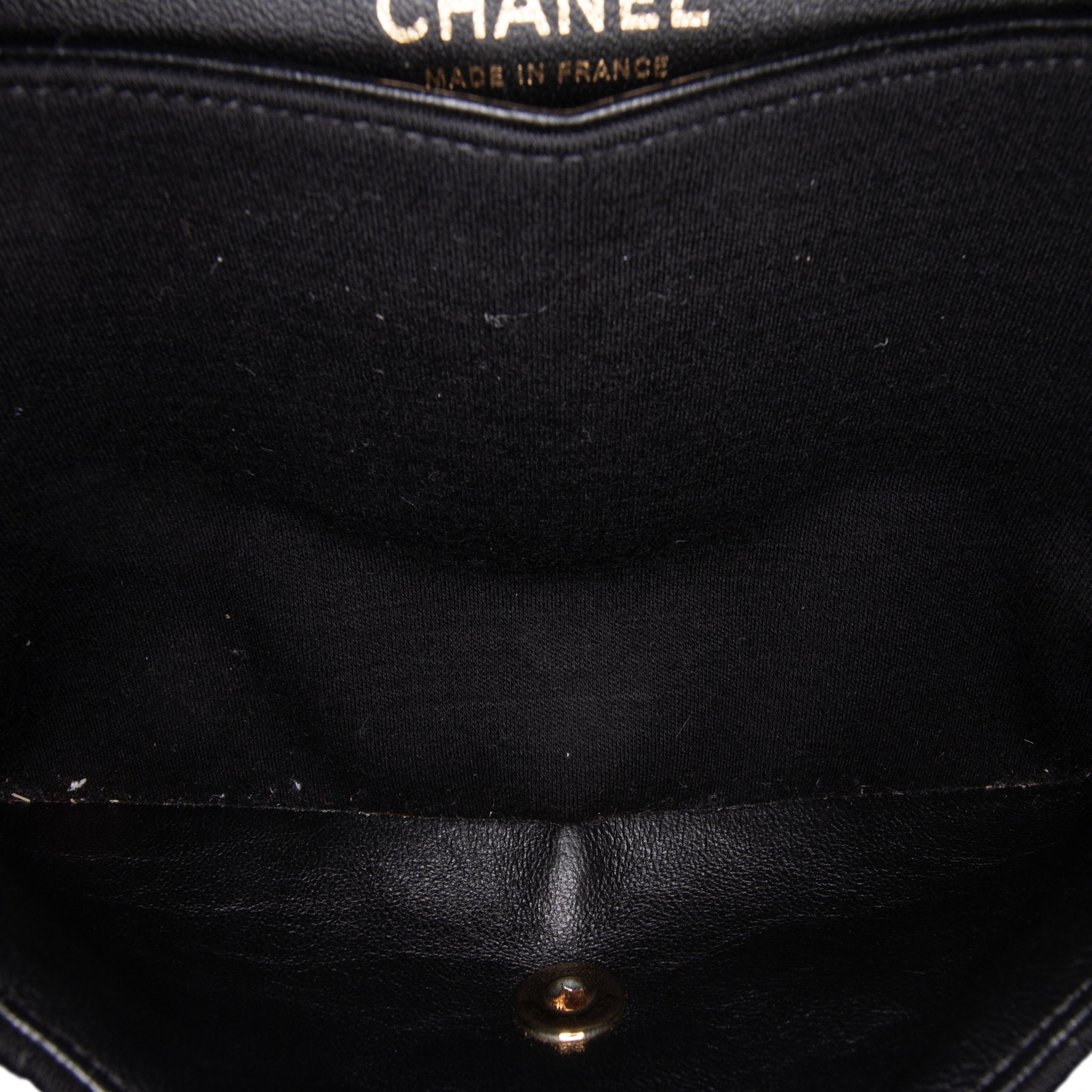 Chanel Medium Classic Jersey Double Flap, från Luxclusif, i färgen black. Klicka för att öppna bilden i stort format