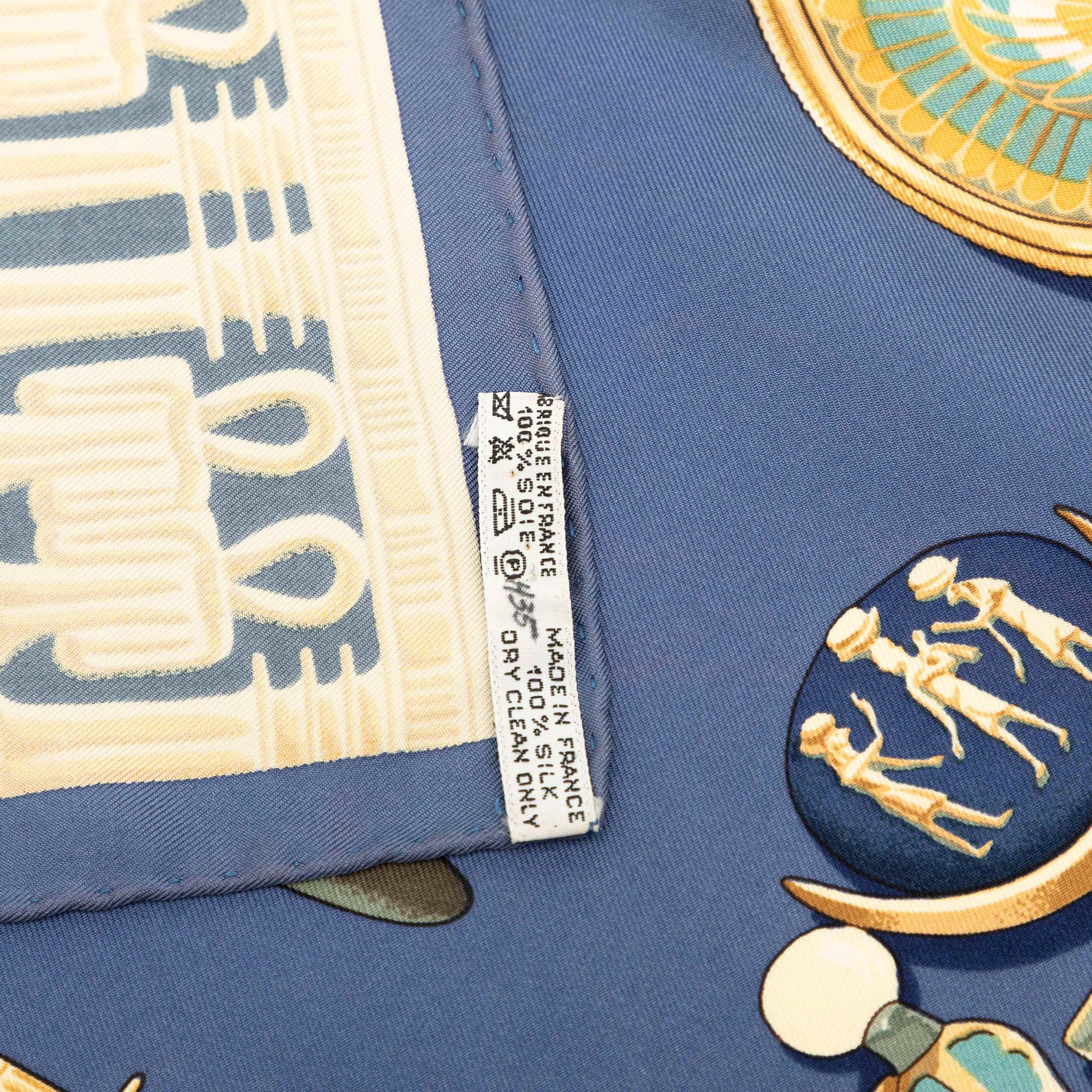 Hermès Tutankhamun Silk Scarf 90, från Luxclusif, i färgen blue. Klicka för att öppna bilden i stort format