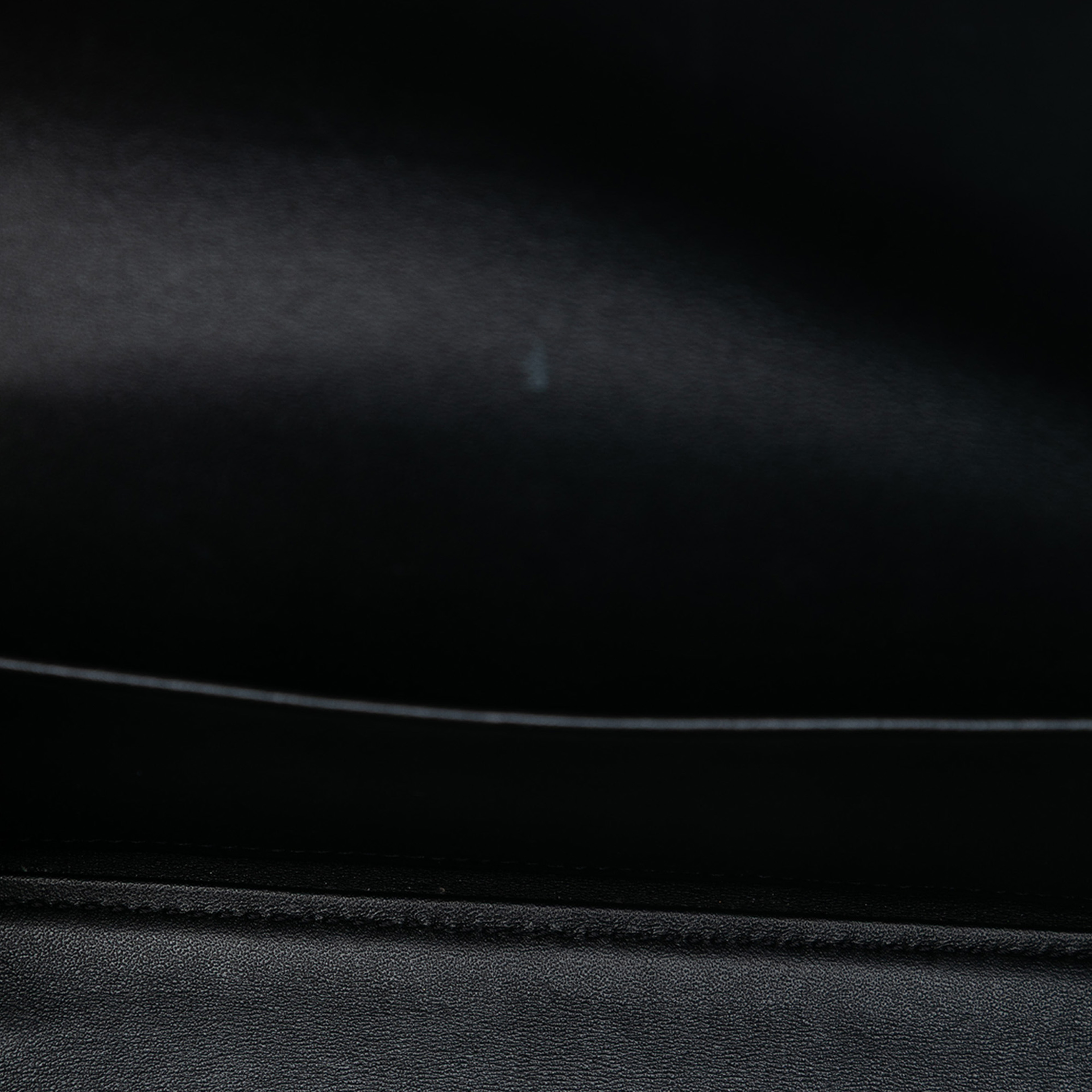 Celine Shiny Calfskin Triomphe Claude Shoulder Bag, från Luxclusif, i färgen black. Klicka för att öppna bilden i stort format