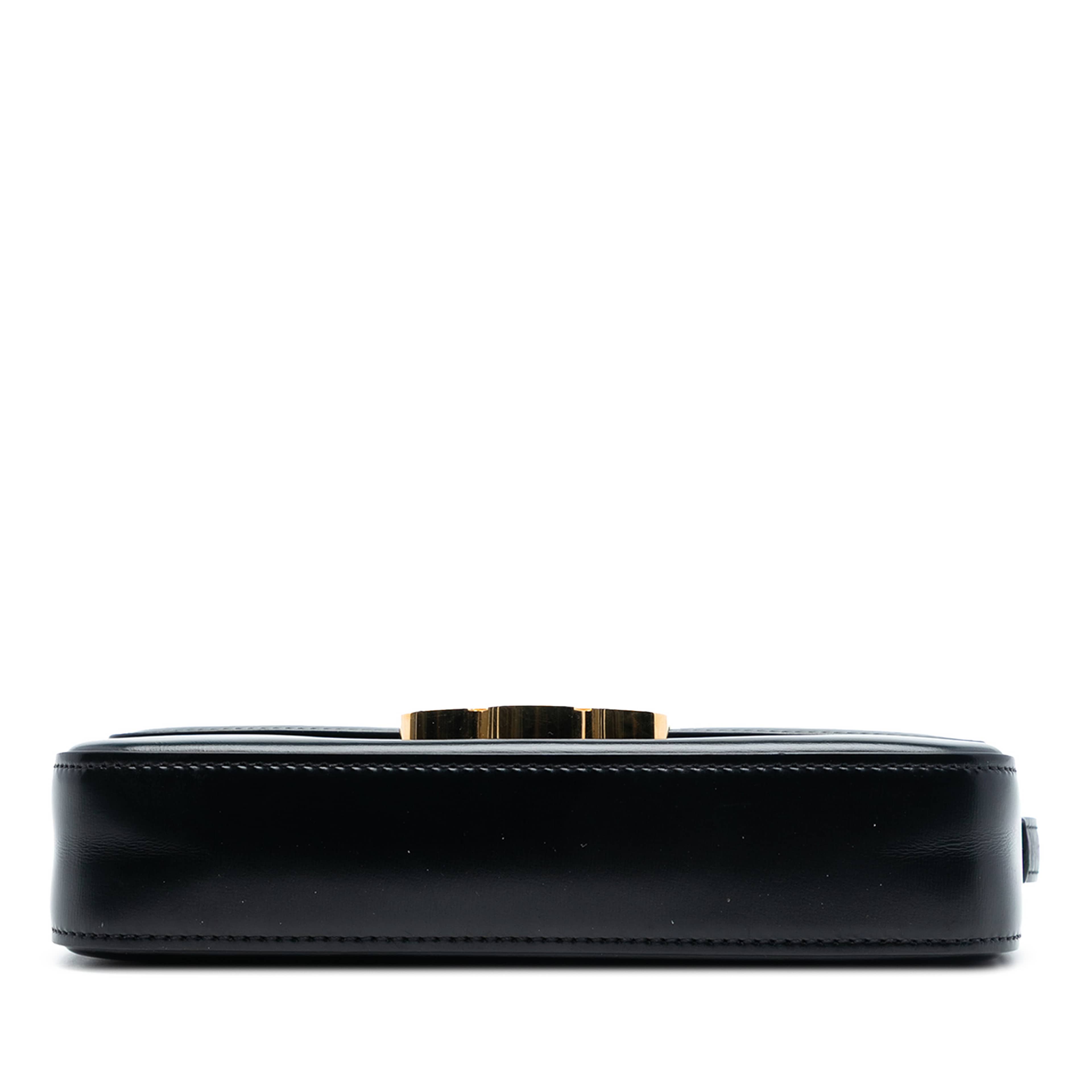 Celine Shiny Calfskin Triomphe Claude Shoulder Bag, från Luxclusif, i färgen black. Klicka för att öppna bilden i stort format