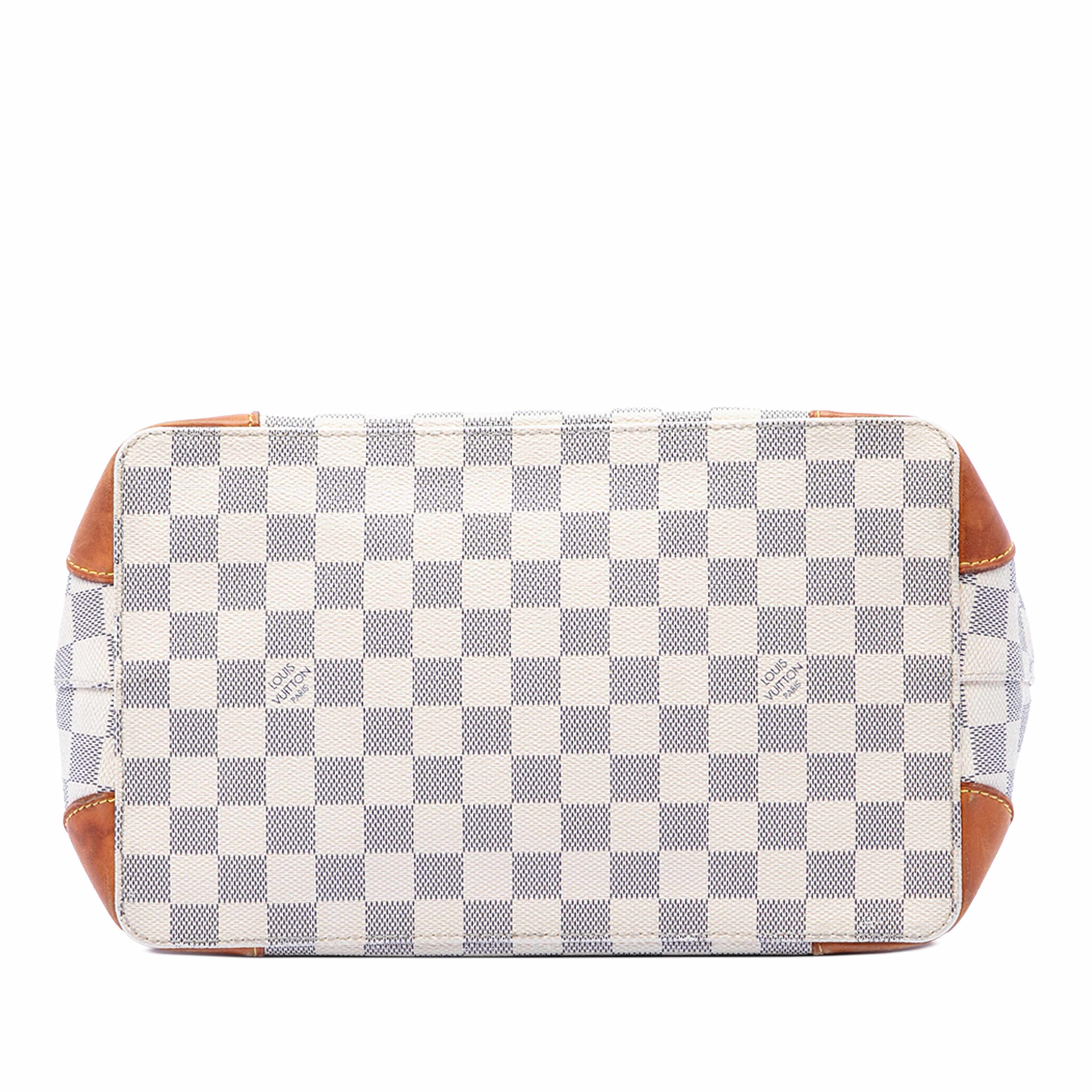 Louis Vuitton Damier Azur Hampstead Pm, från Luxclusif, i färgen white. Klicka för att öppna bilden i stort format