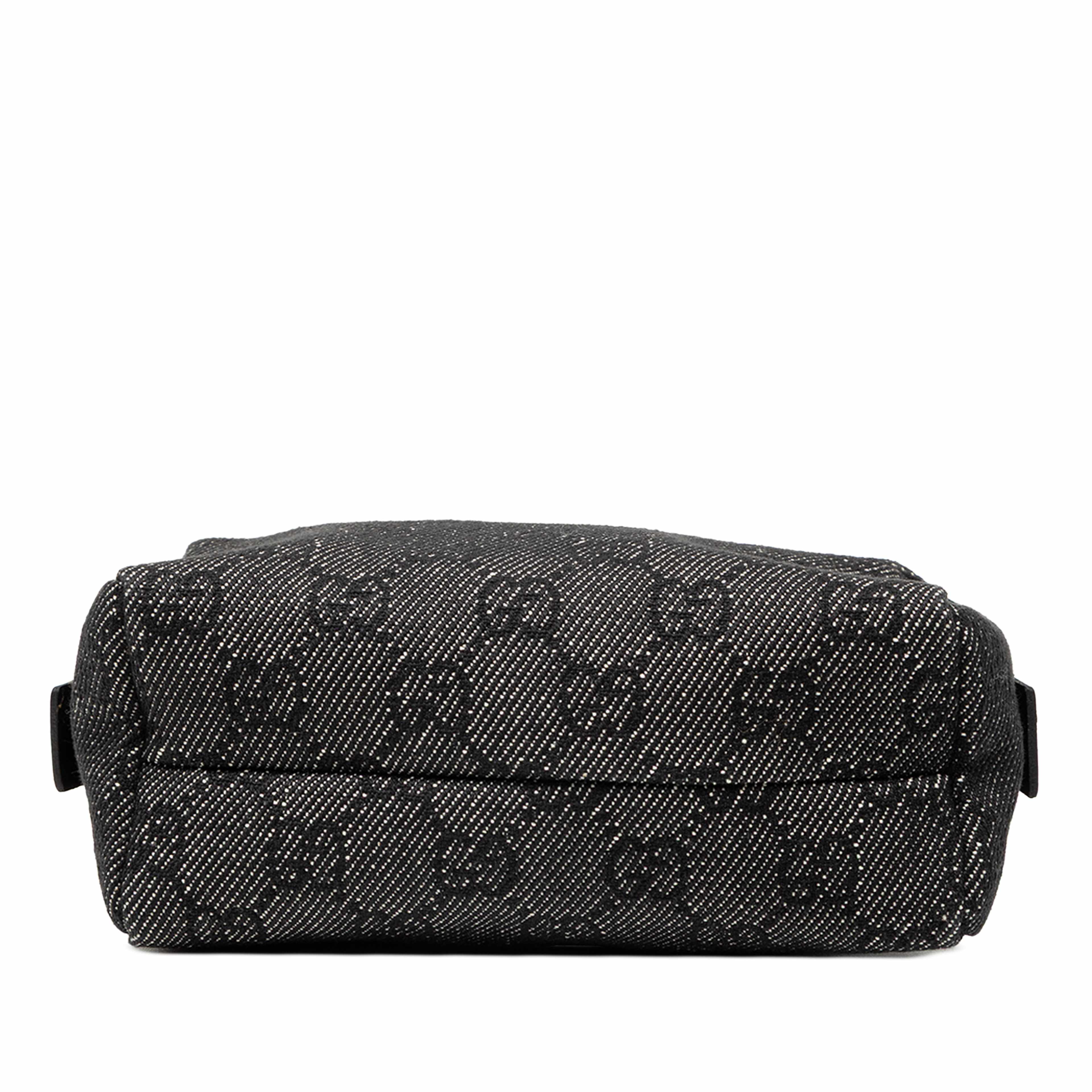 Gucci Gg Denim Cosmetic Pouch, från Luxclusif, i färgen grå. Klicka för att öppna bilden i stort format