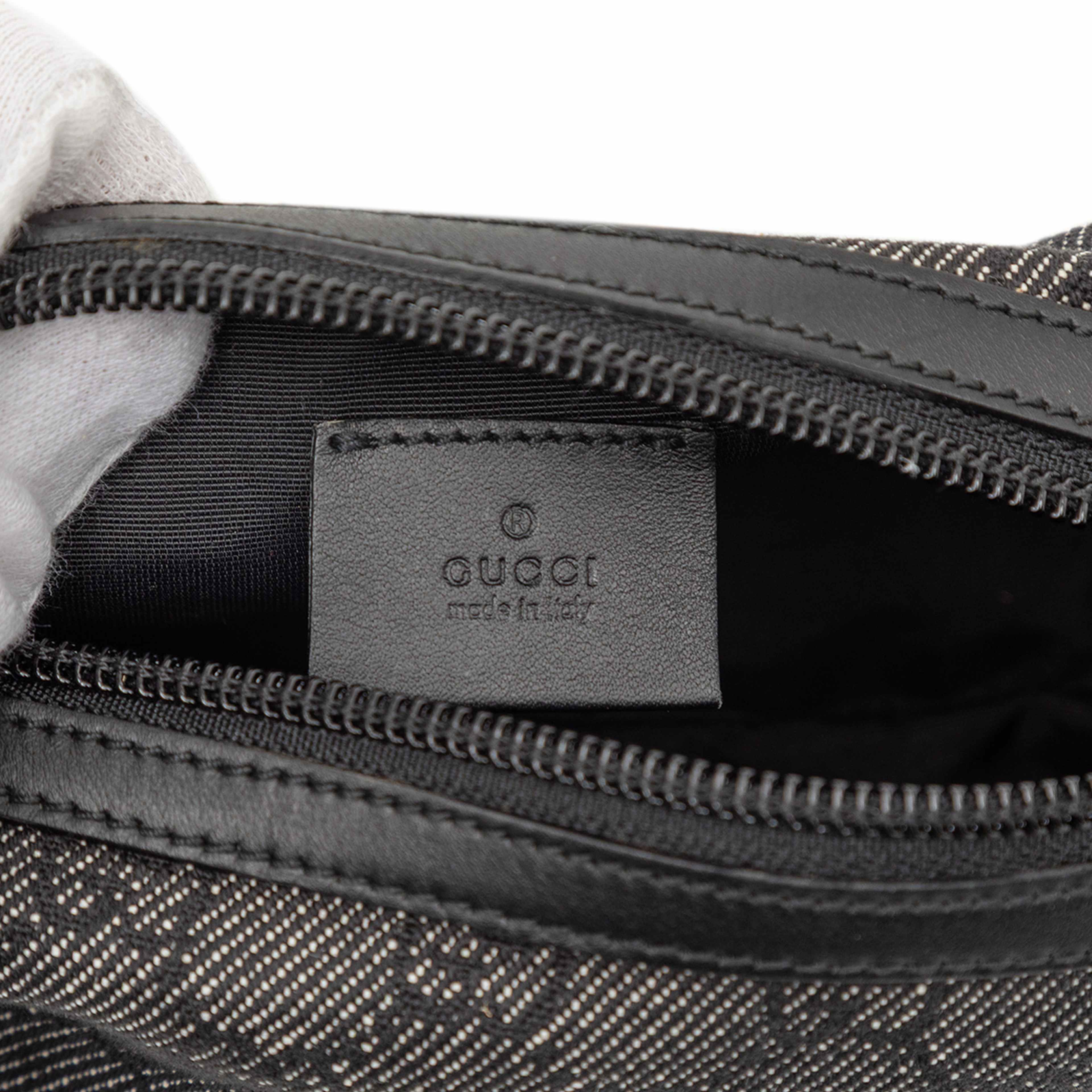 Gucci Gg Denim Cosmetic Pouch, från Luxclusif, i färgen dark gray. Klicka för att öppna bilden i stort format