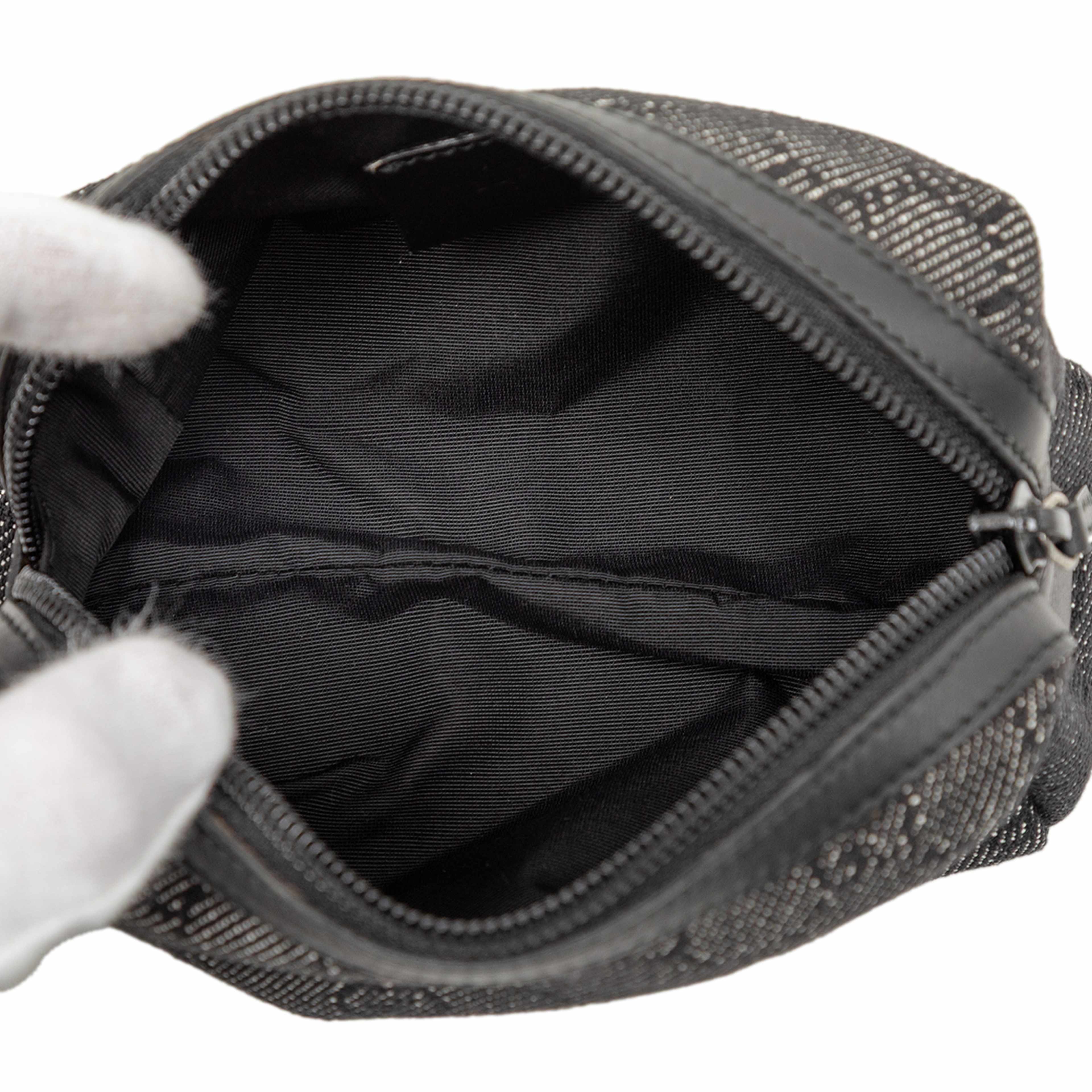 Gucci Gg Denim Cosmetic Pouch, från Luxclusif, i färgen dark gray. Klicka för att öppna bilden i stort format