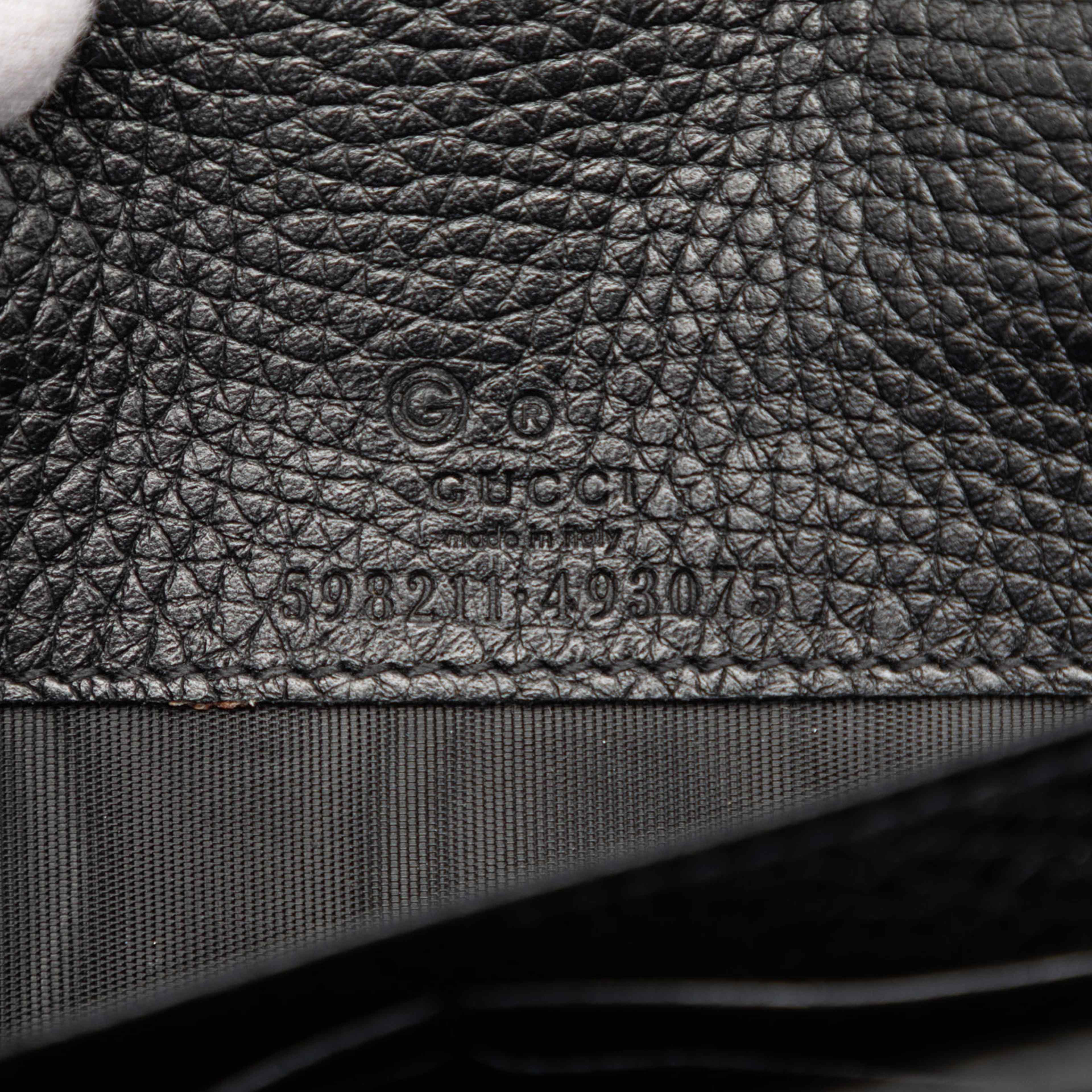 Gucci Pebbled Calfskin Soho Wallet On Chain, från Luxclusif, i färgen svart. Klicka för att öppna bilden i stort format