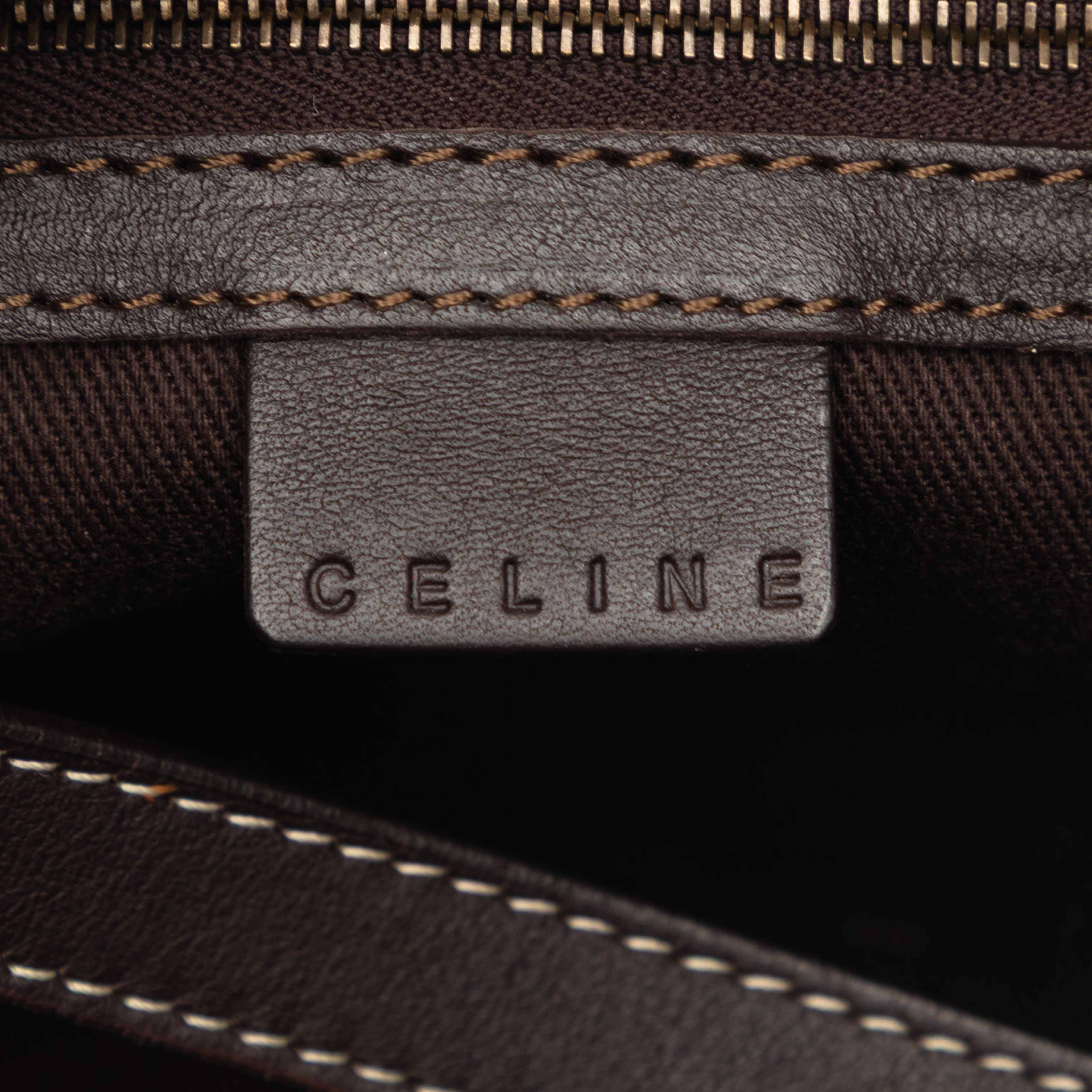Celine Macadam Canvas Shoulder Bag, från Luxclusif, i färgen beige. Klicka för att öppna bilden i stort format