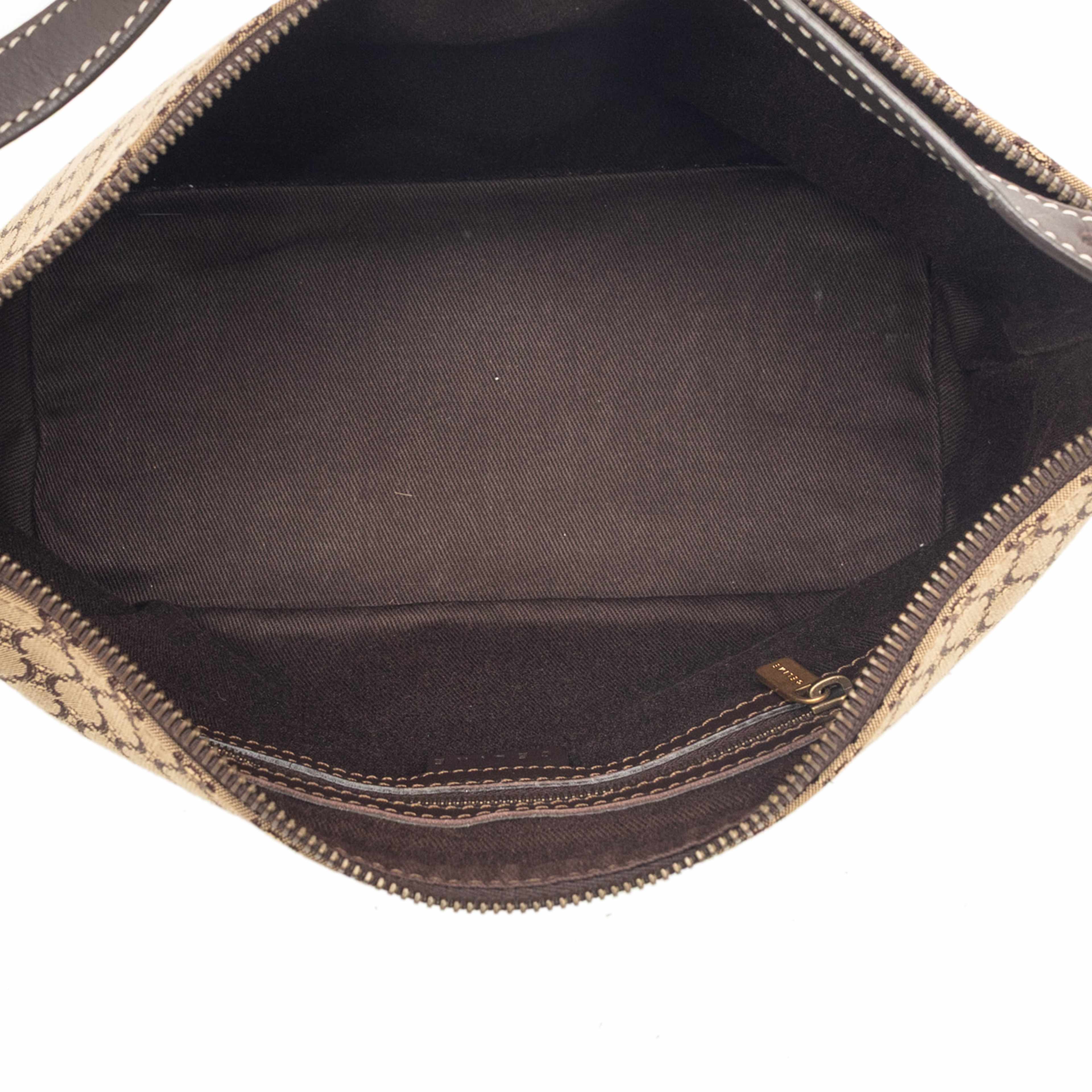 Celine Macadam Canvas Shoulder Bag, från Luxclusif, i färgen beige. Klicka för att öppna bilden i stort format