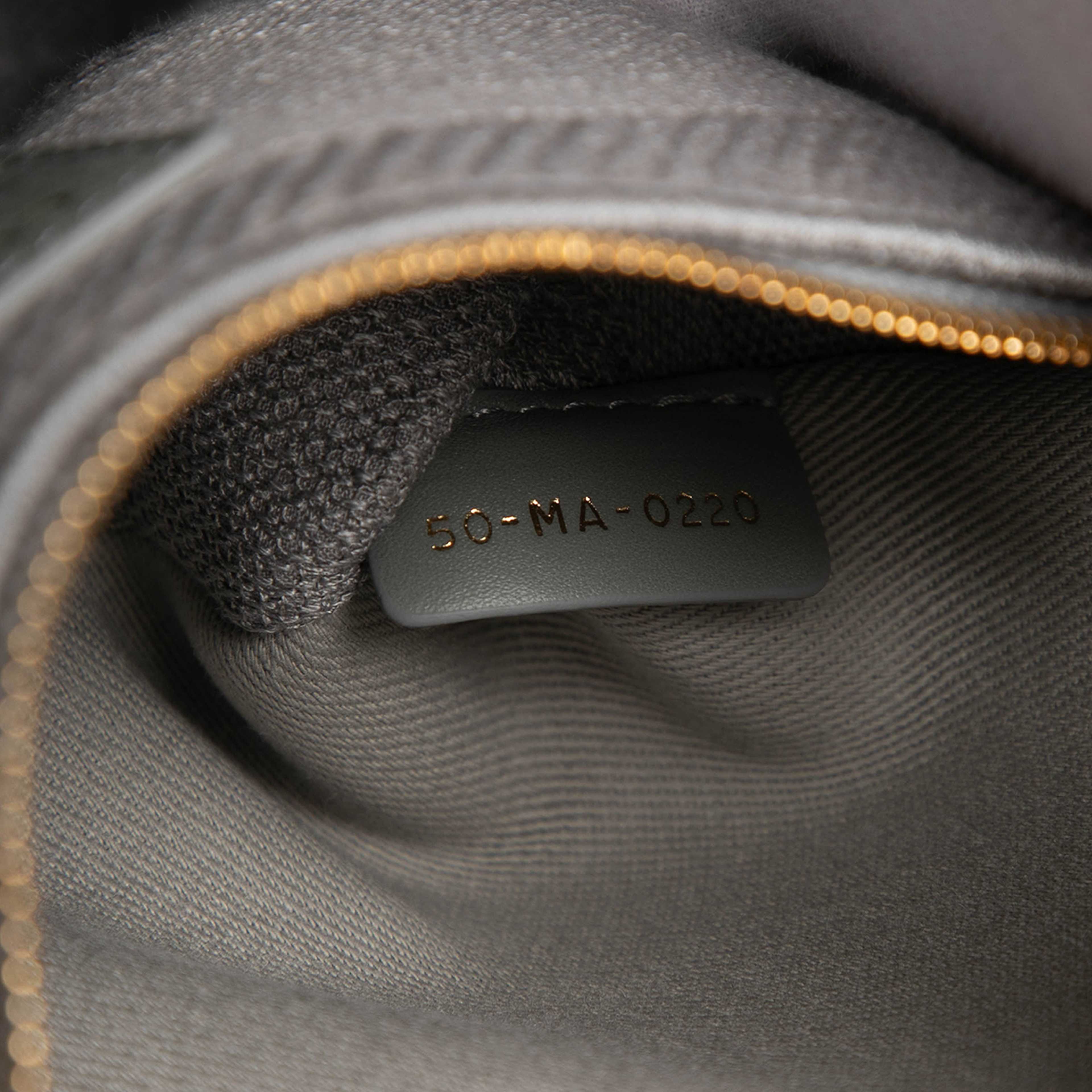 Dior Medium Canvas Cannage Lady D Lite, från Luxclusif, i färgen grå. Klicka för att öppna bilden i stort format