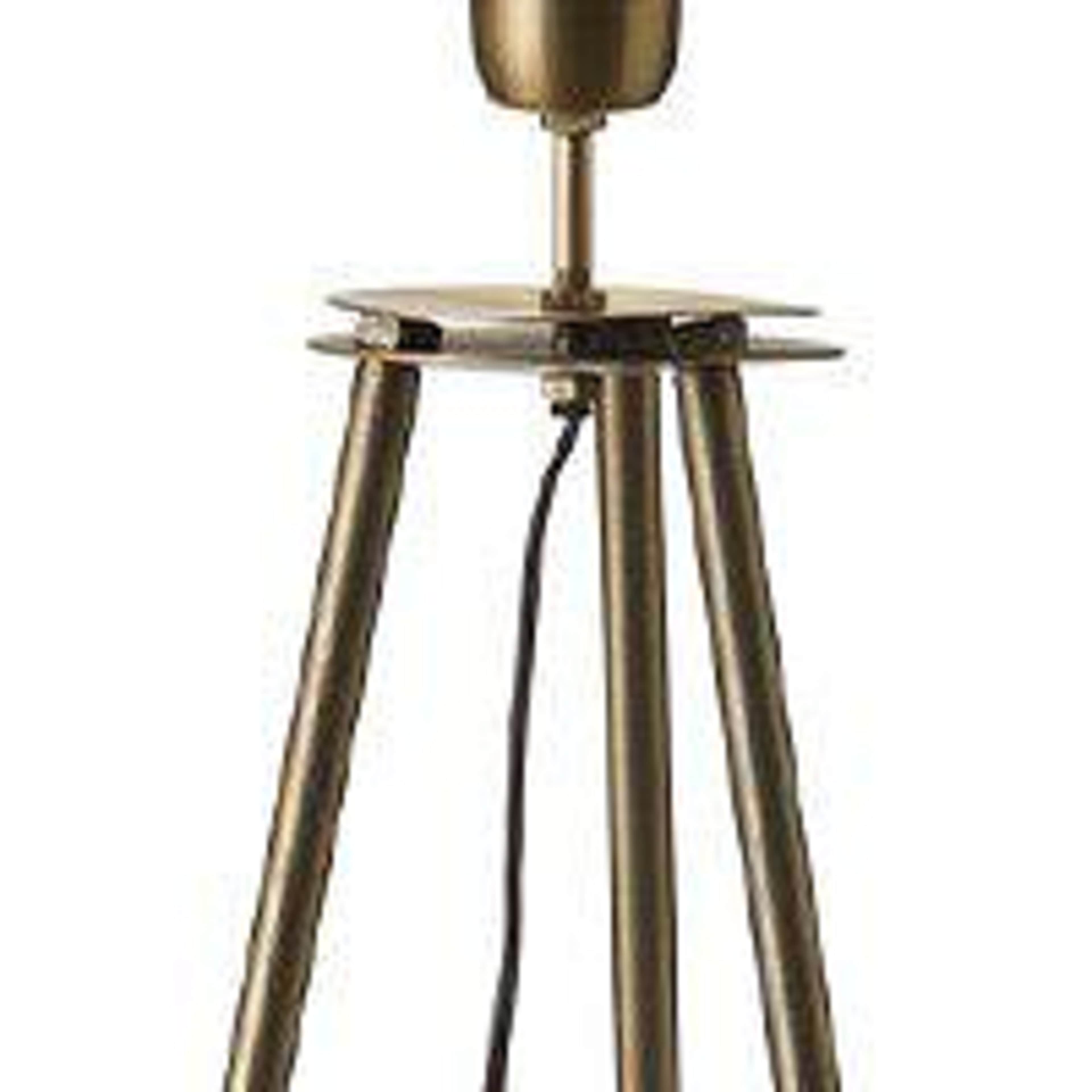 Base Golv Tripod, från PR Home, i färgen antikmässing. Klicka för att öppna bilden i stort format