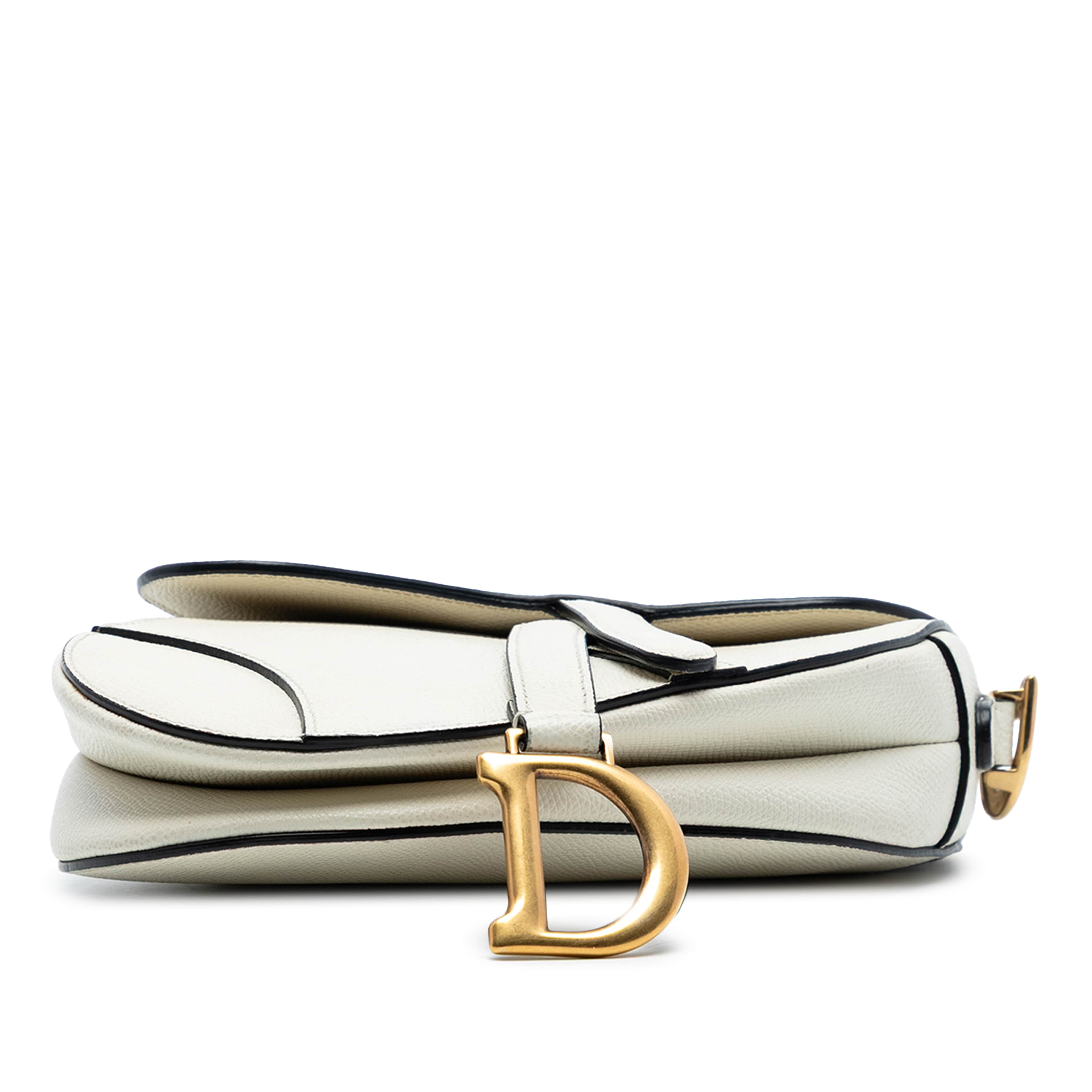 Dior Mini Grained Calfskin Saddle Bag, från Luxclusif, i färgen white. Klicka för att öppna bilden i stort format