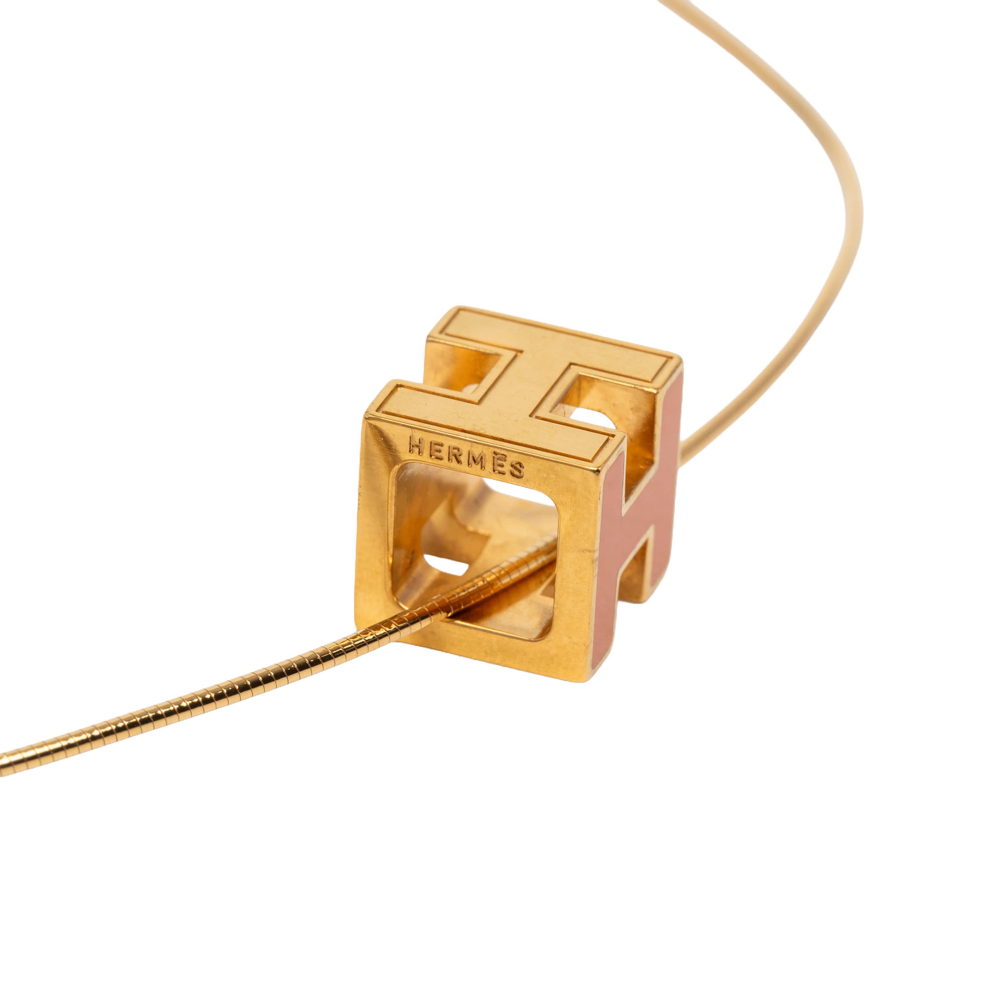 Hermès Gold Plated And Enamel Cage D H Pendant Necklace, från Luxclusif, i färgen guld. Klicka för att öppna bilden i stort format