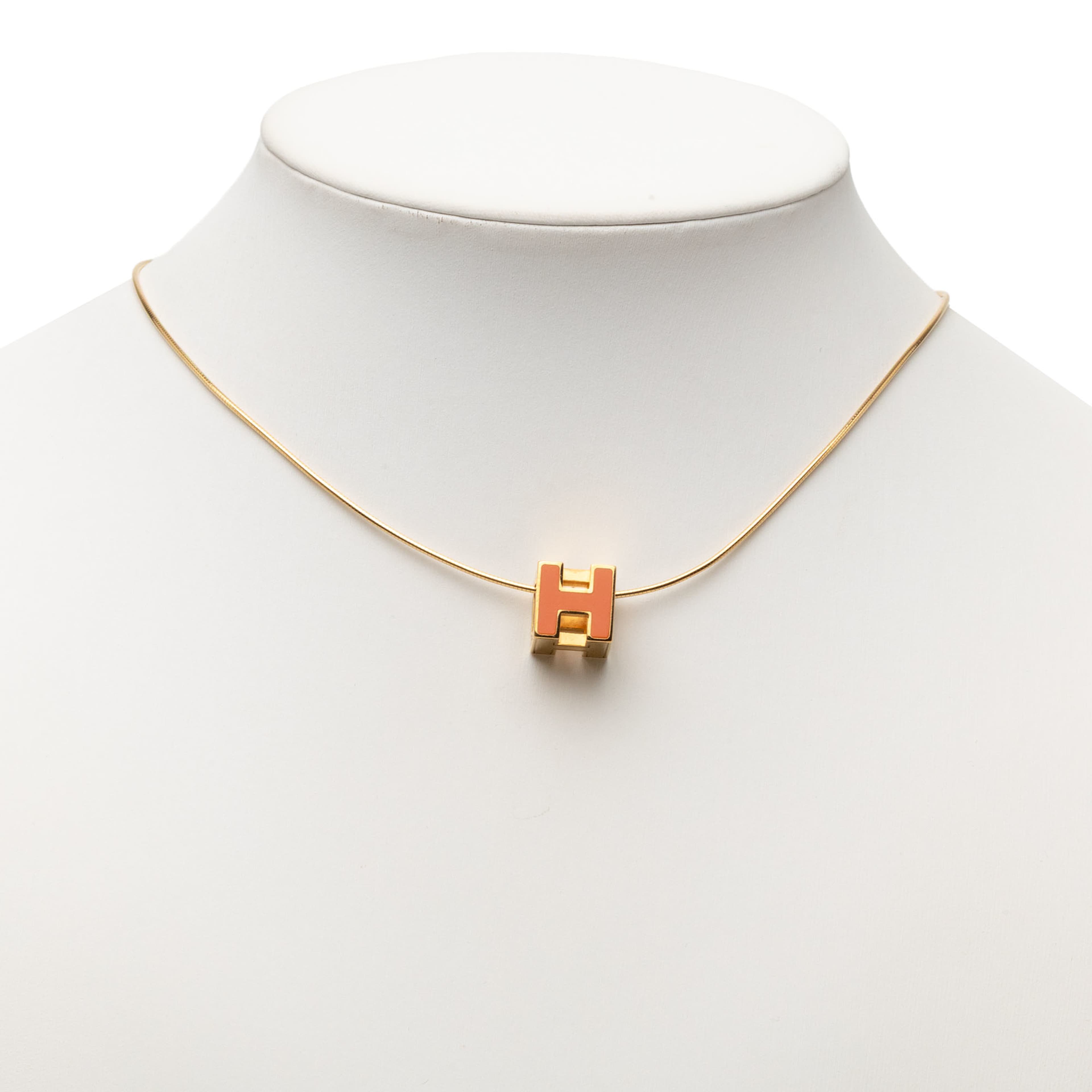 Hermès Gold Plated And Enamel Cage D H Pendant Necklace, från Luxclusif, i färgen guld. Klicka för att öppna bilden i stort format