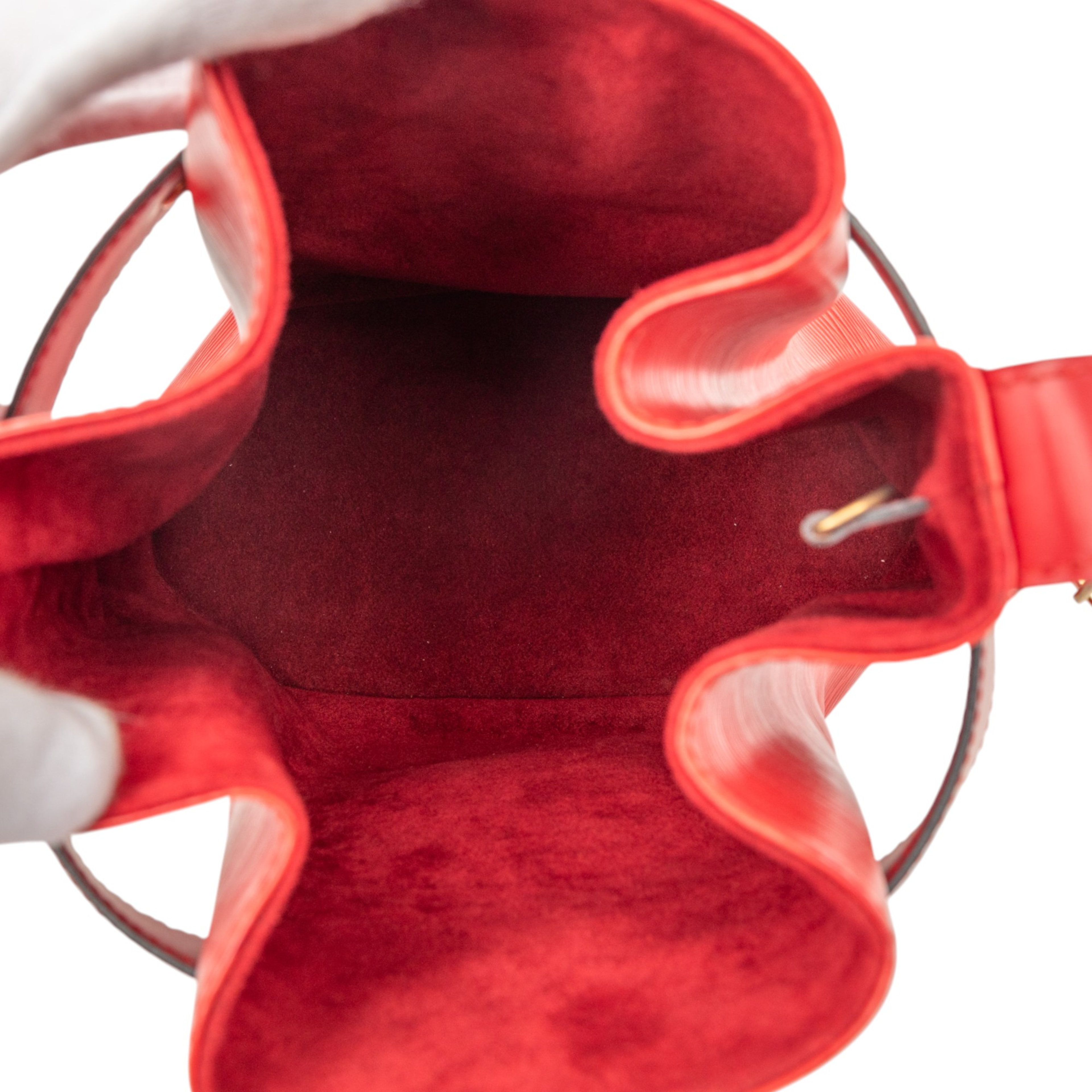 Louis Vuitton Epi Sac D Epaule Pm, från Luxclusif, i färgen red. Klicka för att öppna bilden i stort format