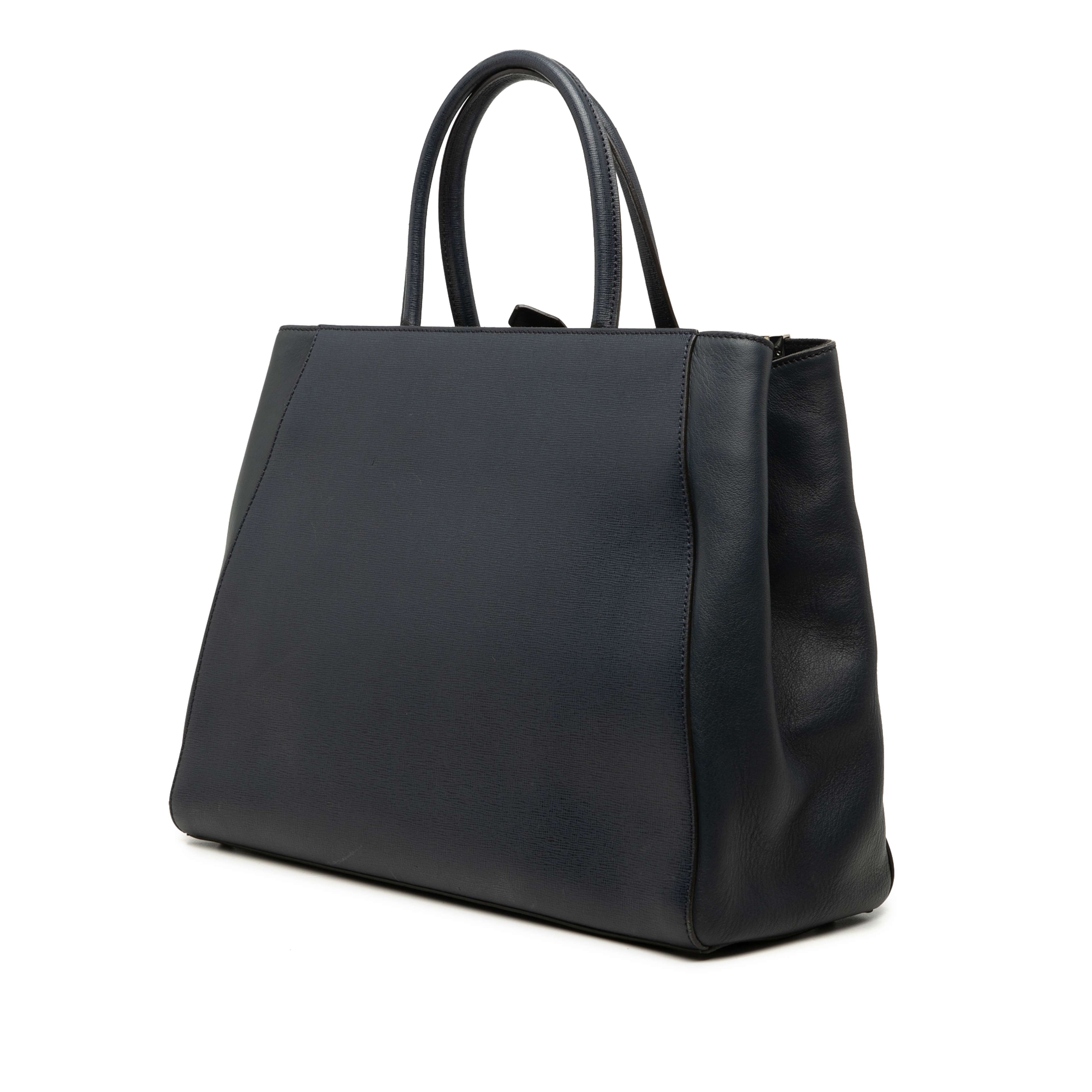 Fendi Medium Leather 2jours Satchel, från Luxclusif, i färgen svart. Klicka för att öppna bilden i stort format