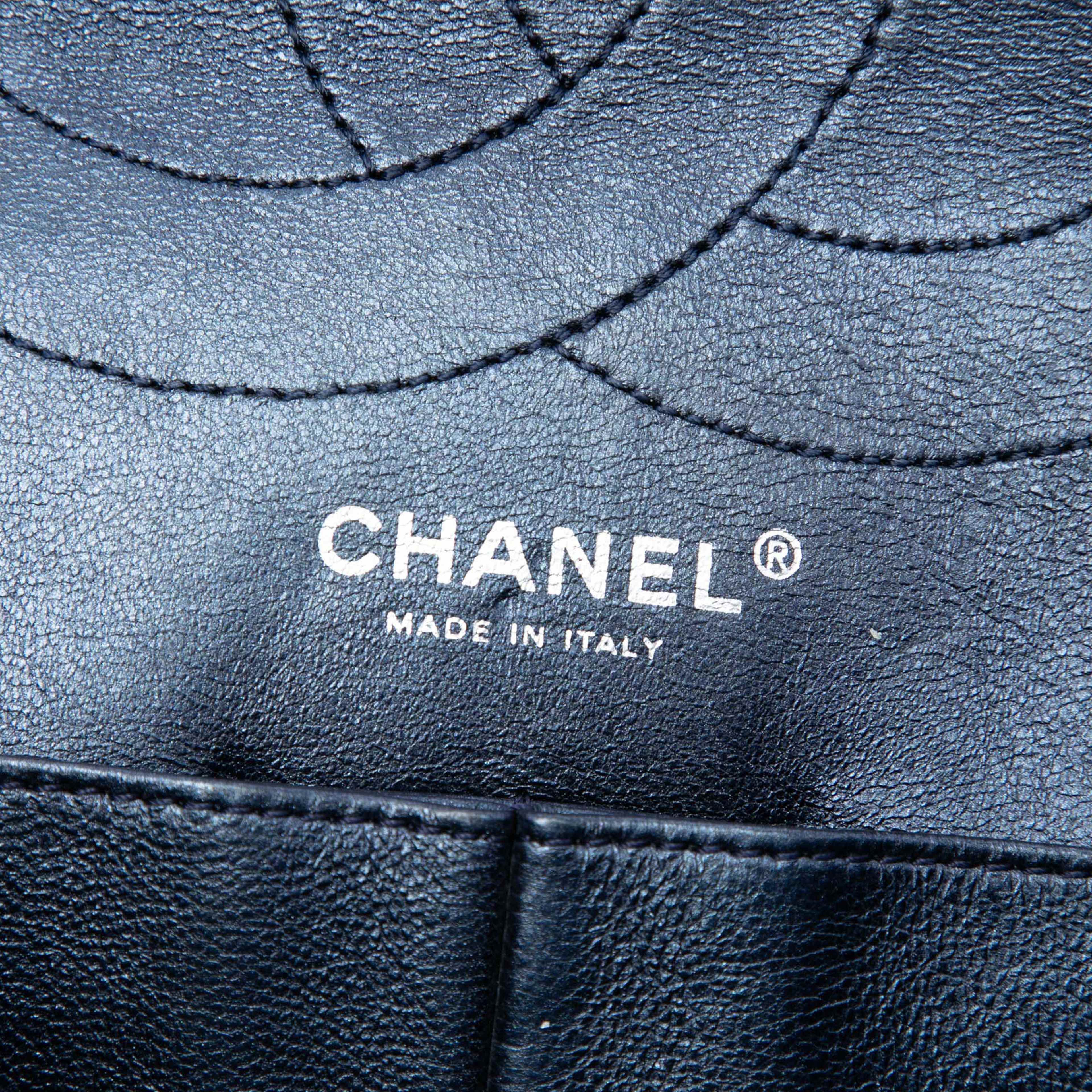 Chanel Quilted Metallic Aged Calfskin Reissue 2.55 Double Flap 227, från Luxclusif, i färgen blå. Klicka för att öppna bilden i stort format