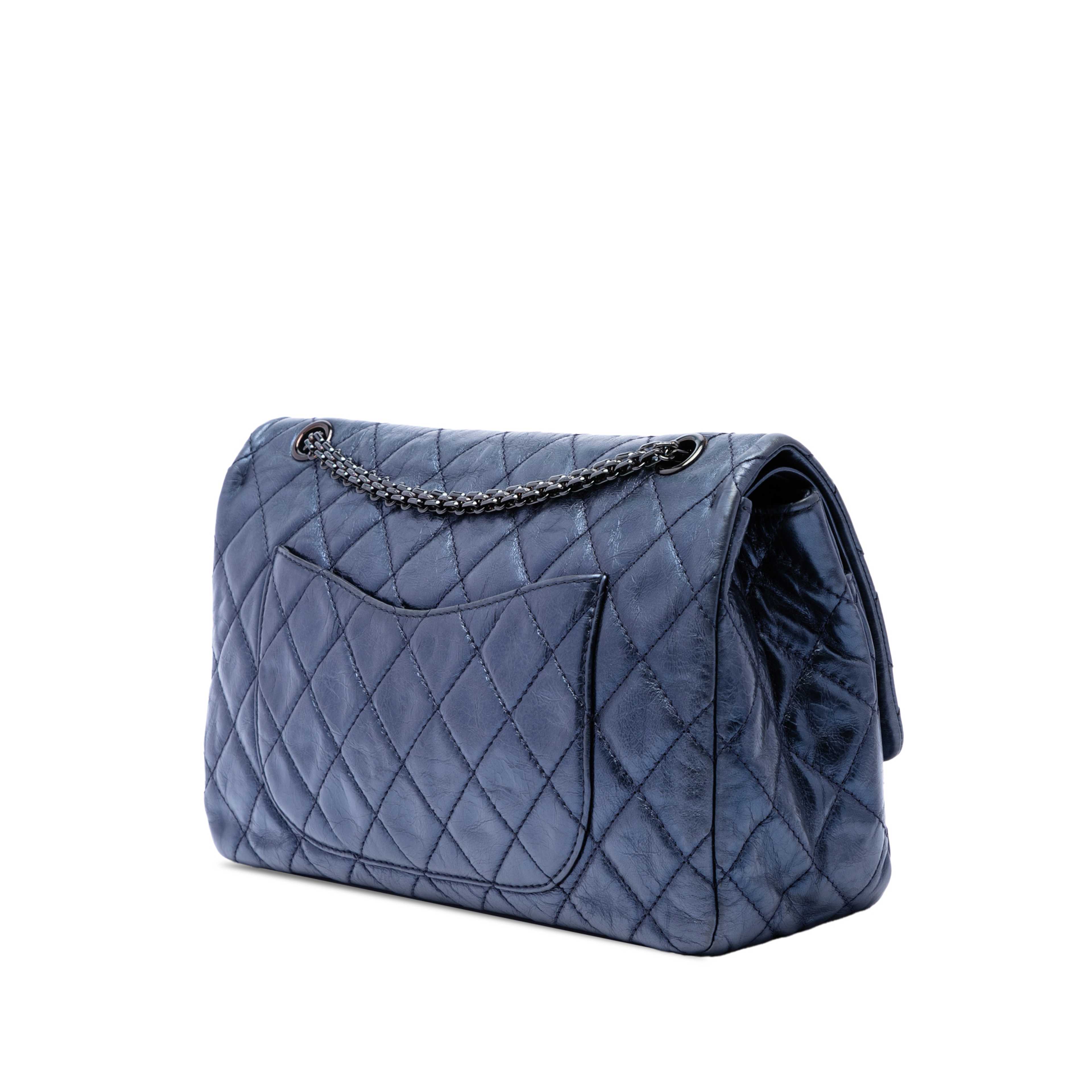 Chanel Quilted Metallic Aged Calfskin Reissue 2.55 Double Flap 227, från Luxclusif, i färgen blå. Klicka för att öppna bilden i stort format