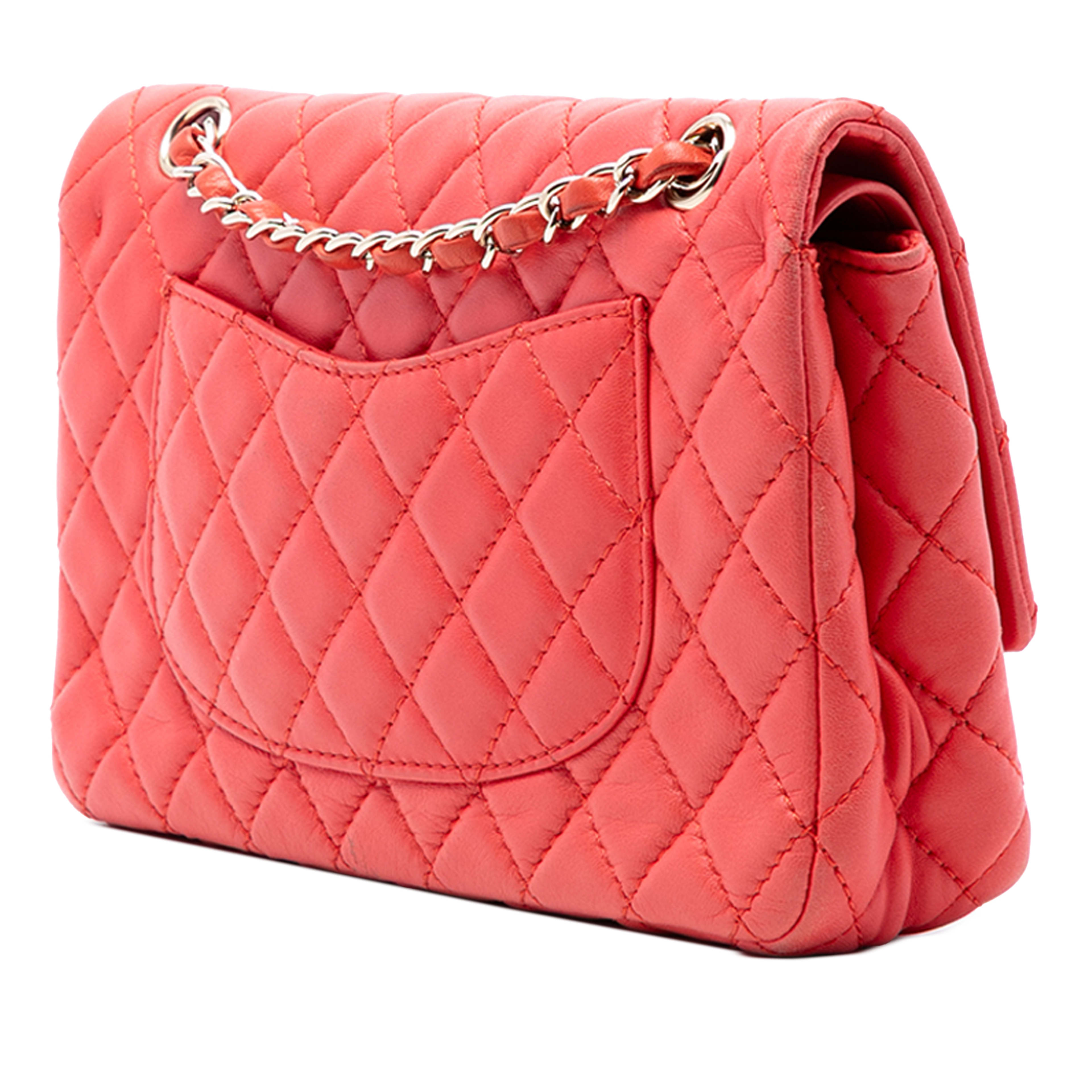 Chanel Medium Classic Lambskin Double Flap, från Luxclusif, i färgen red. Klicka för att öppna bilden i stort format