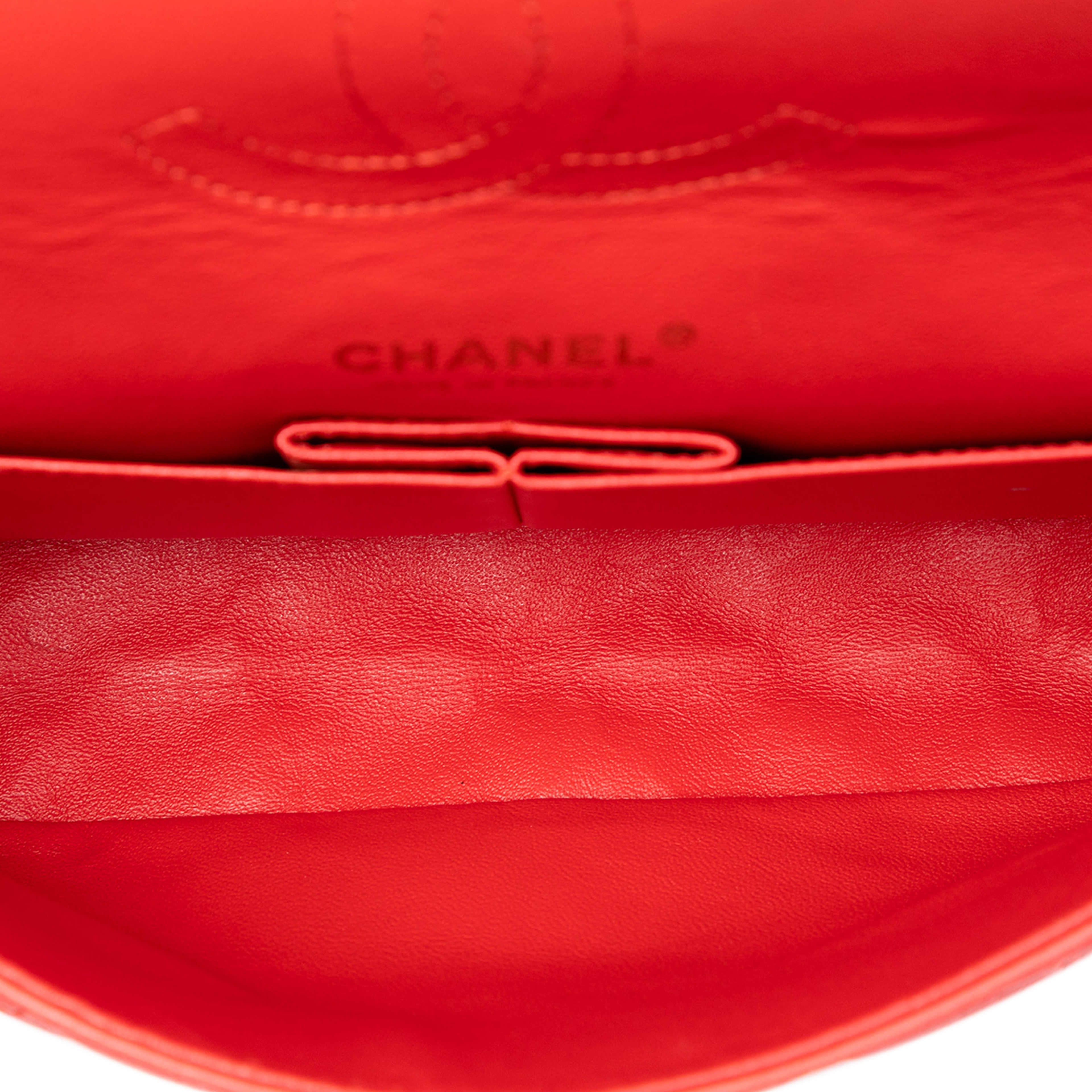 Chanel Medium Classic Lambskin Double Flap, från Luxclusif, i färgen red. Klicka för att öppna bilden i stort format