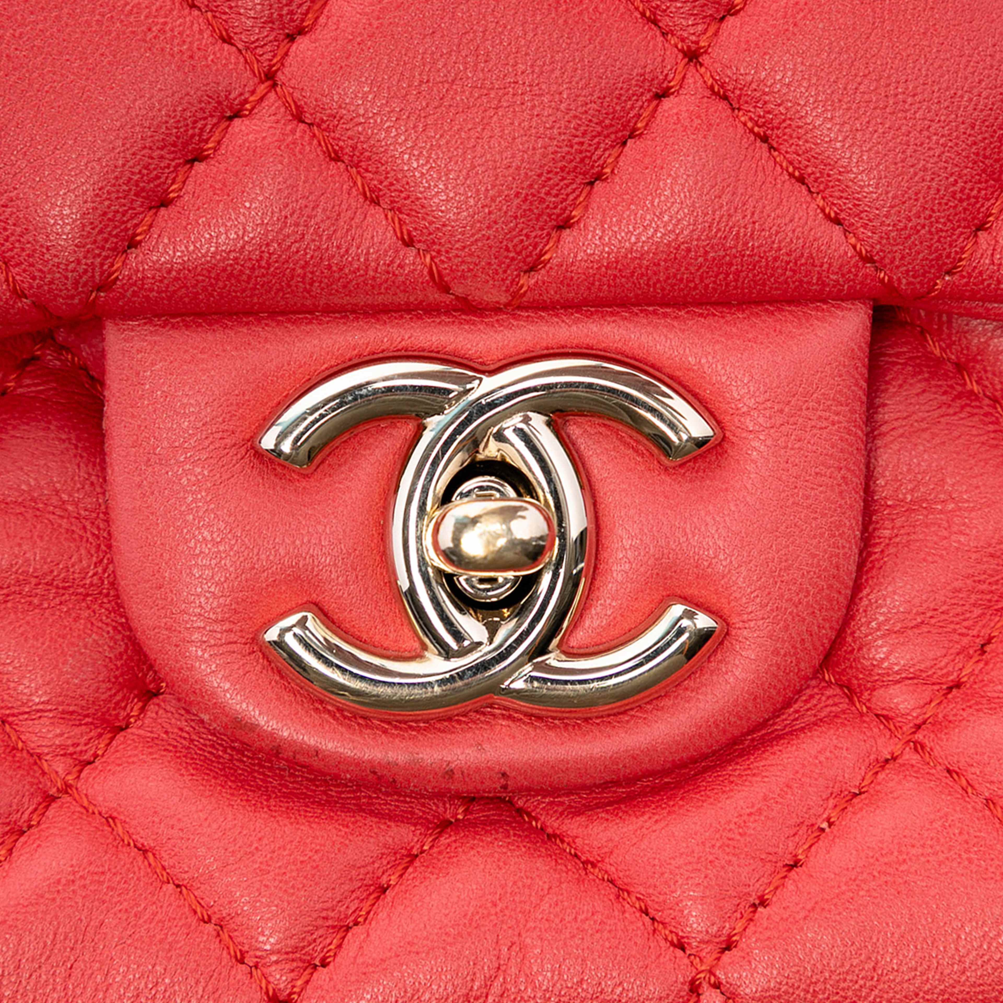 Chanel Medium Classic Lambskin Double Flap, från Luxclusif, i färgen red. Klicka för att öppna bilden i stort format