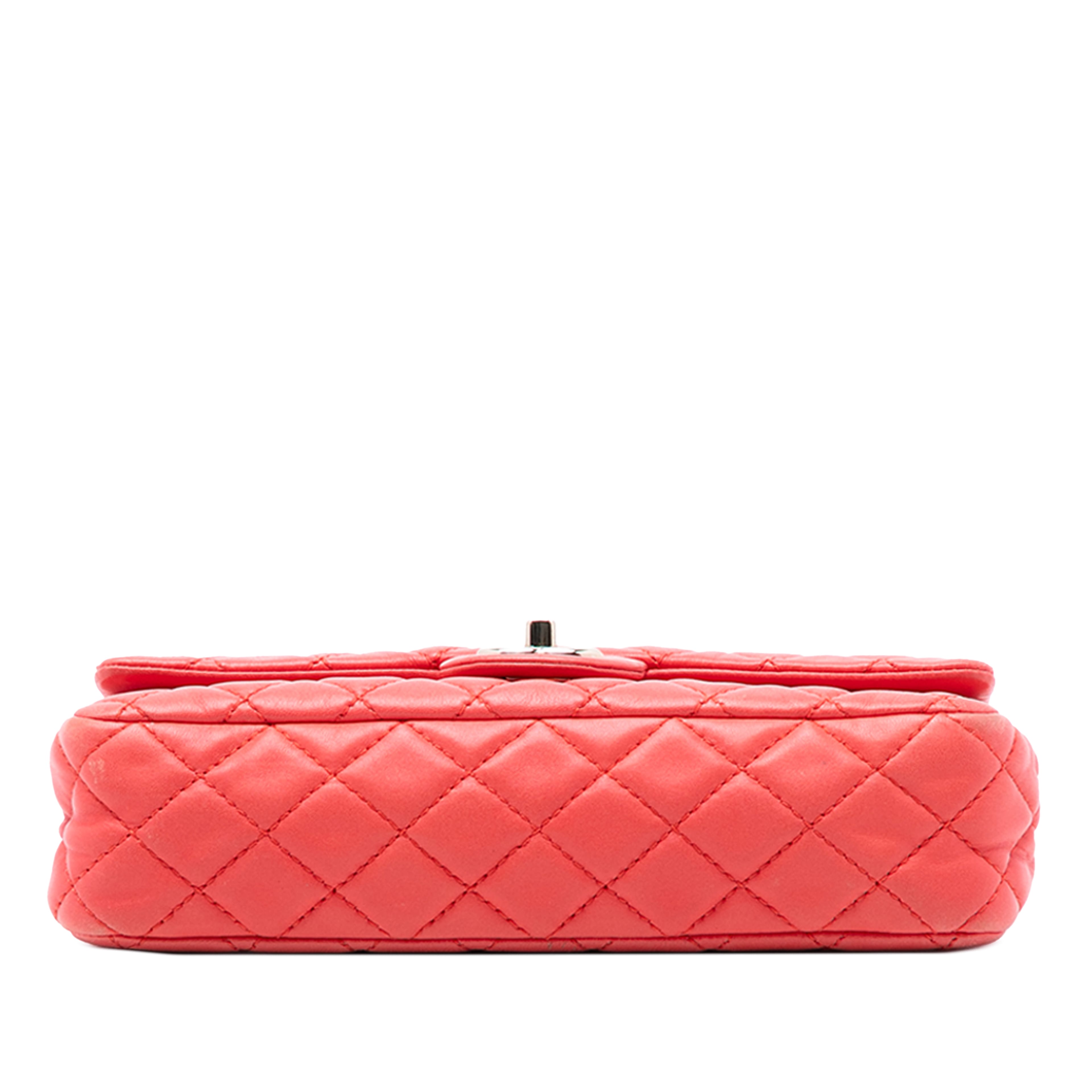 Chanel Medium Classic Lambskin Double Flap, från Luxclusif, i färgen red. Klicka för att öppna bilden i stort format