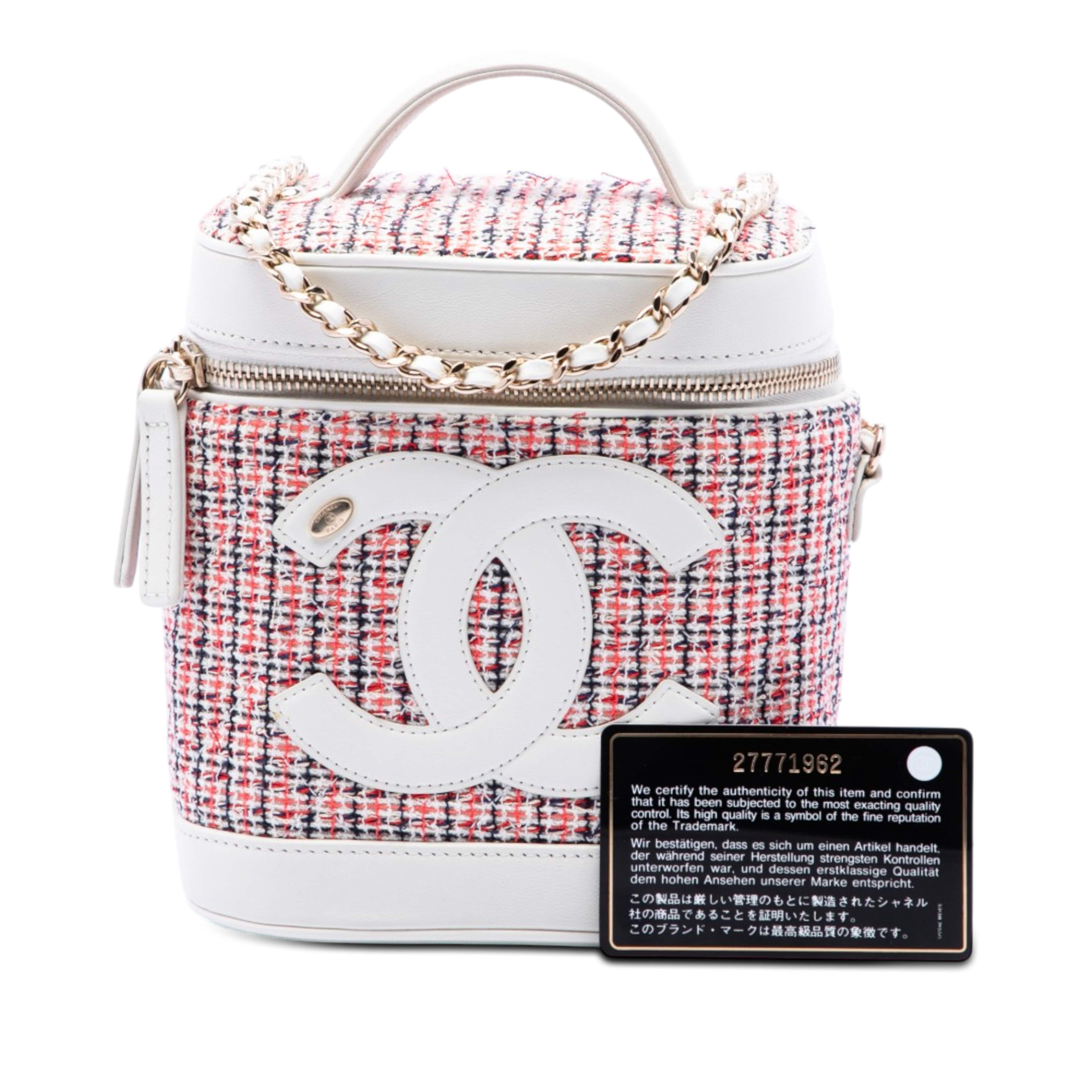 Chanel Tweed And Lambskin Vanity Cosmetic Case, från Luxclusif, i färgen vit. Klicka för att öppna bilden i stort format