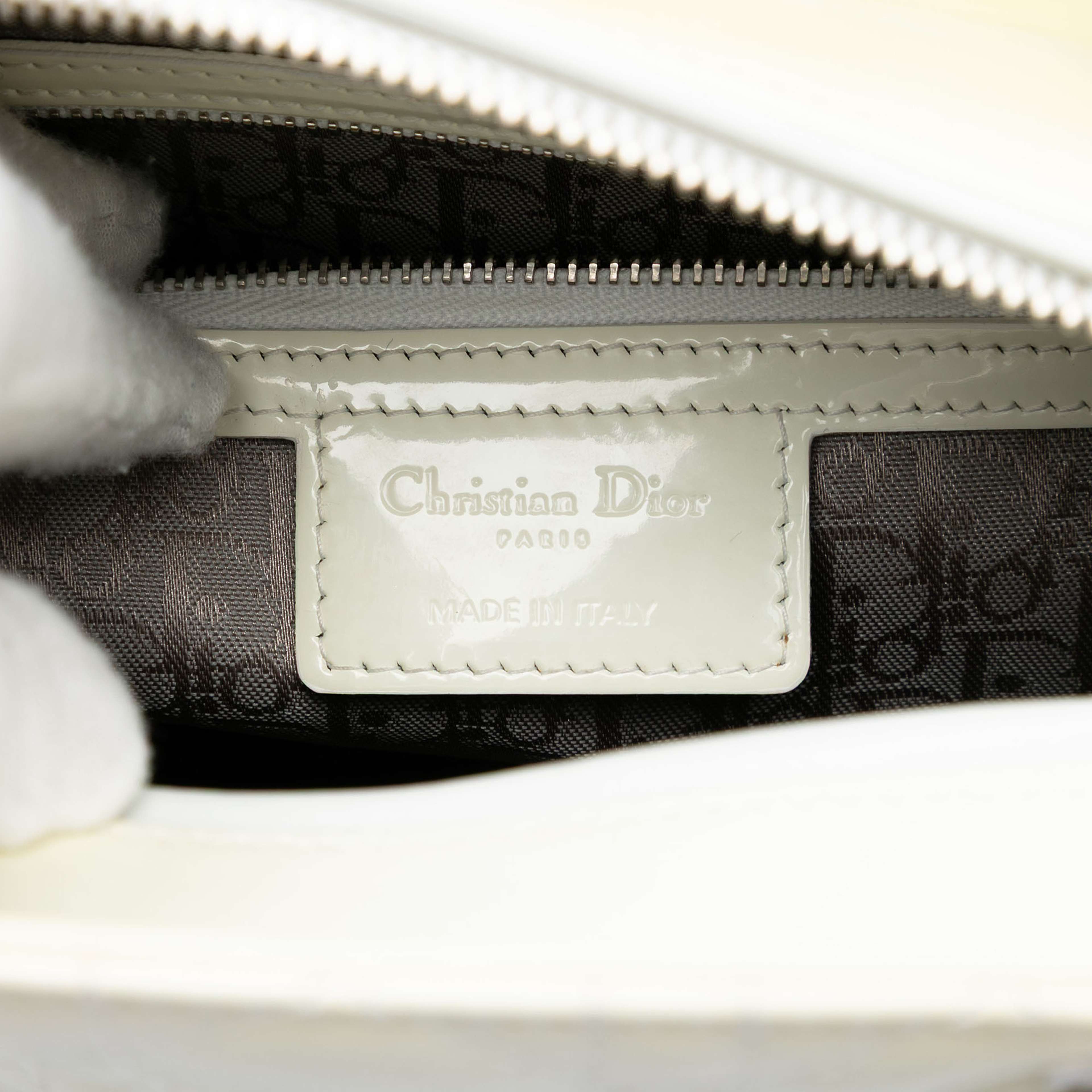 Dior Large Lambskin Cannage Lady Dior, från Luxclusif, i färgen white. Klicka för att öppna bilden i stort format