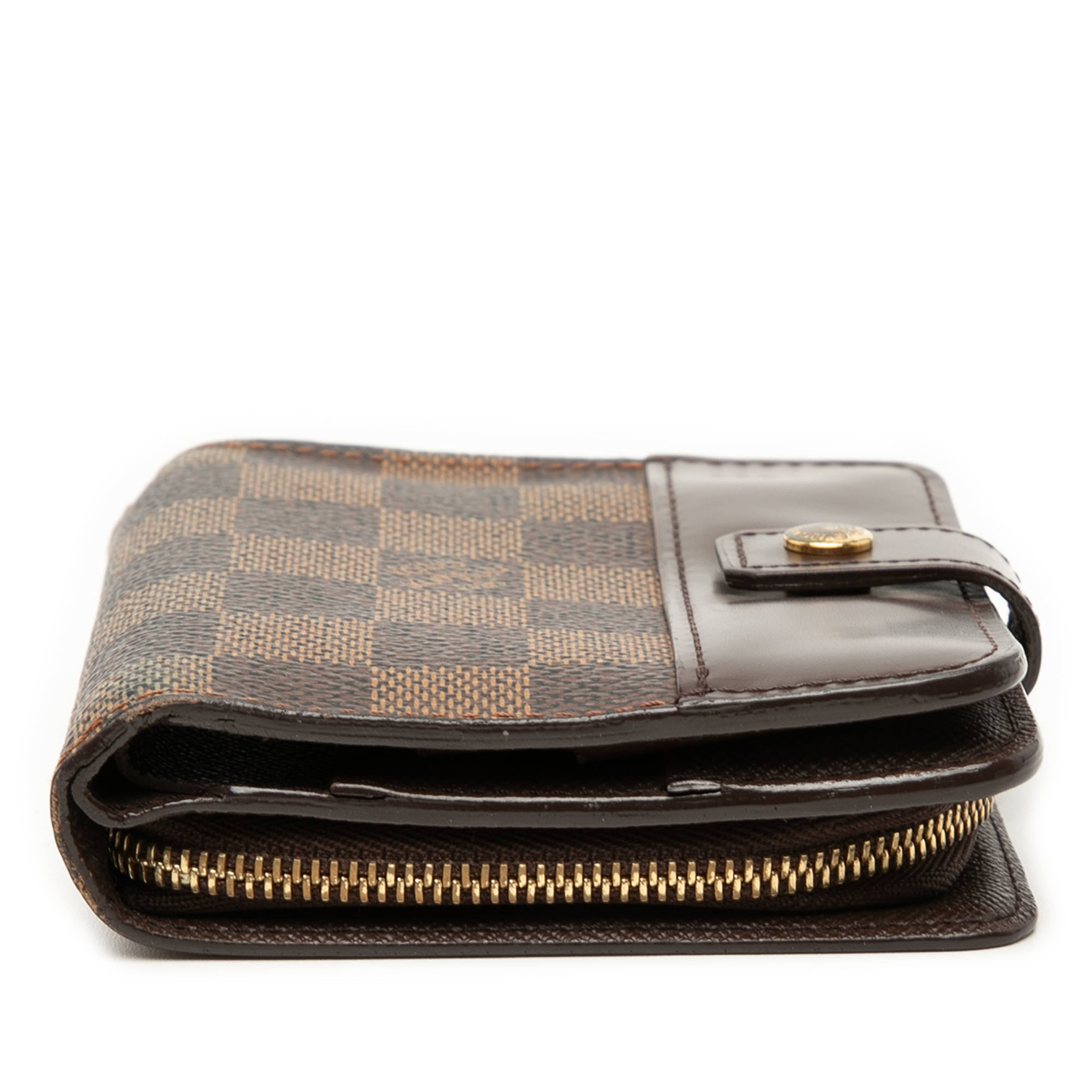 Louis Vuitton Damier Ebene Compact Zip Wallet, från Luxclusif, i färgen brun. Klicka för att öppna bilden i stort format