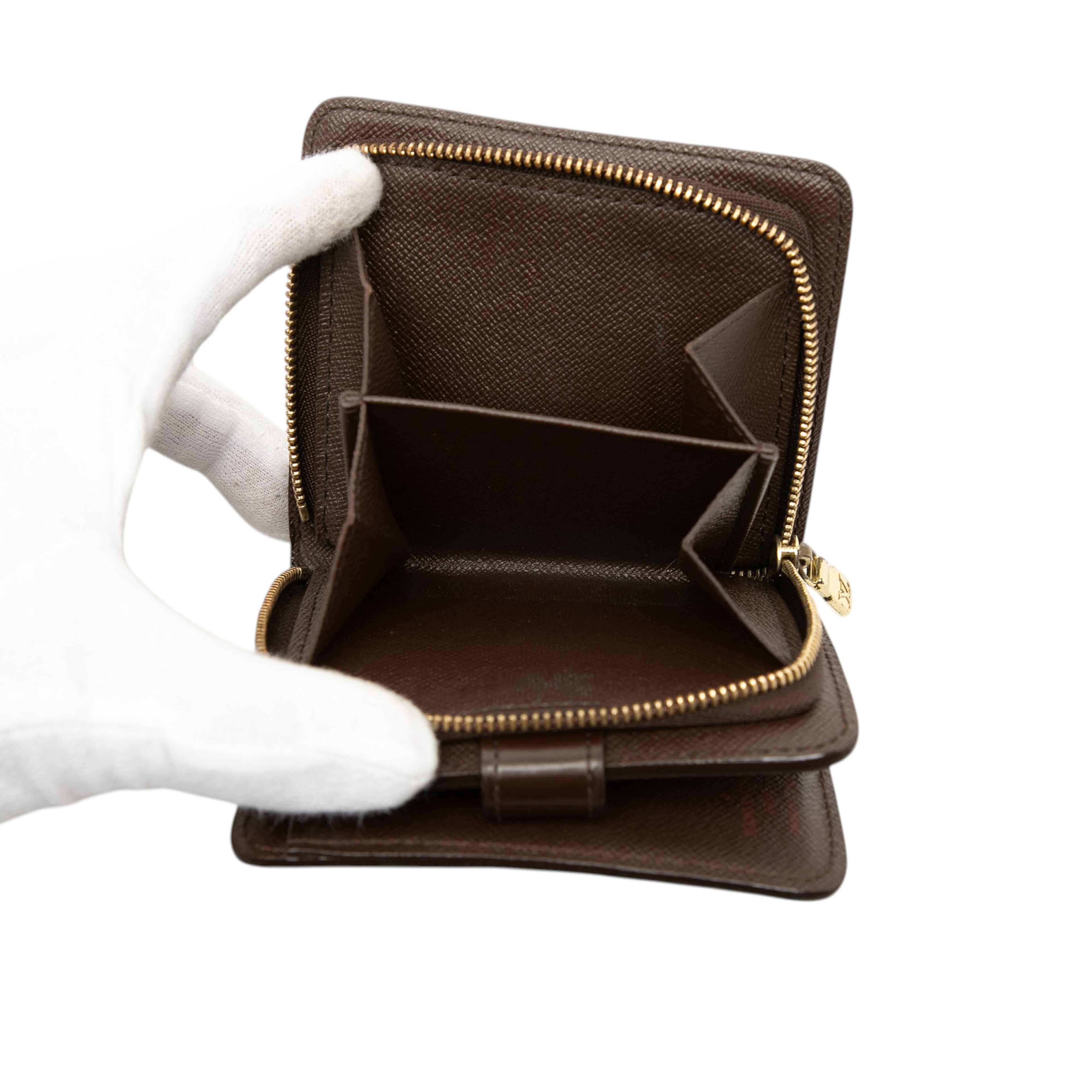 Louis Vuitton Damier Ebene Compact Zip Wallet, från Luxclusif, i färgen brown. Klicka för att öppna bilden i stort format