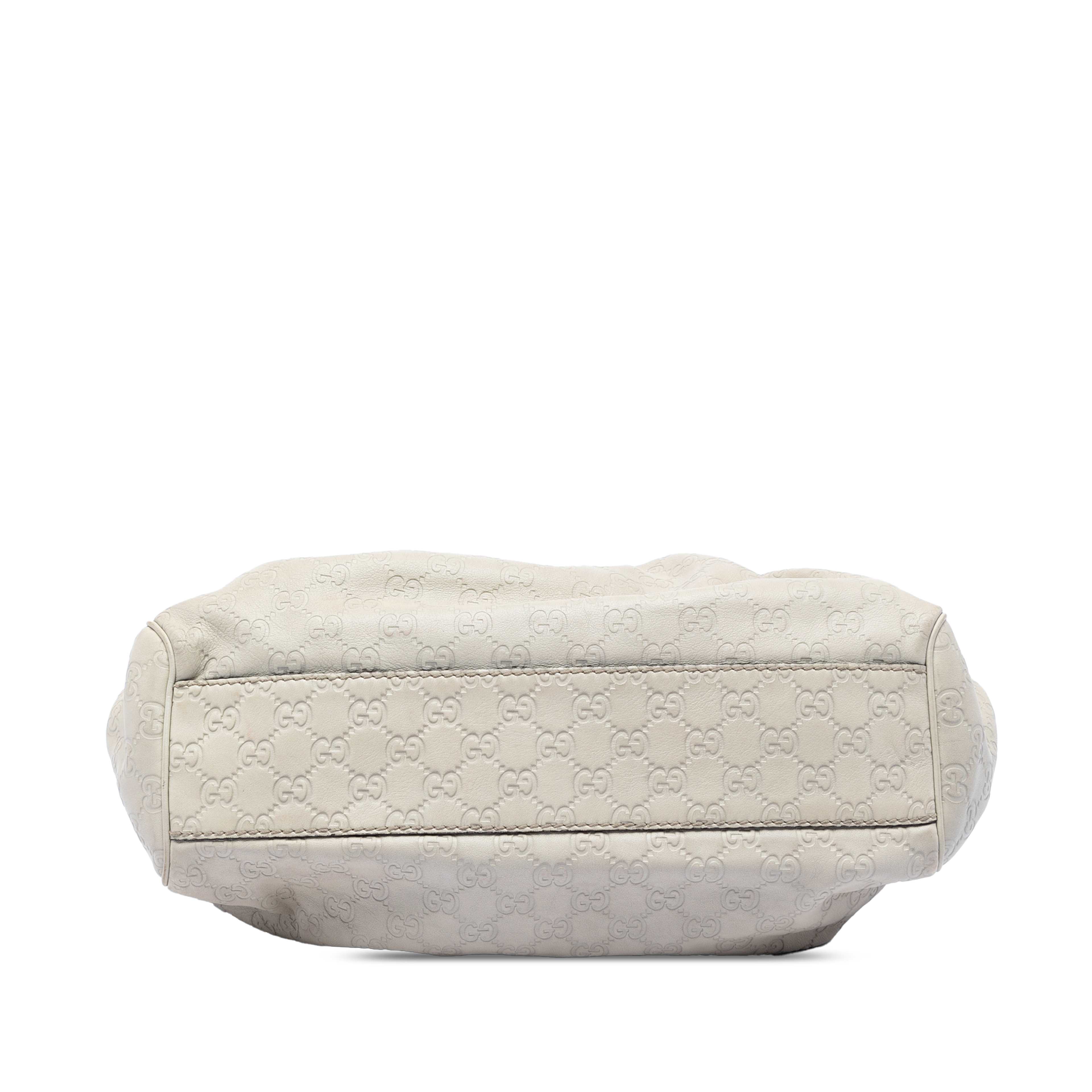 Gucci Medium Guccissima Sukey Tote, från Luxclusif, i färgen white. Klicka för att öppna bilden i stort format