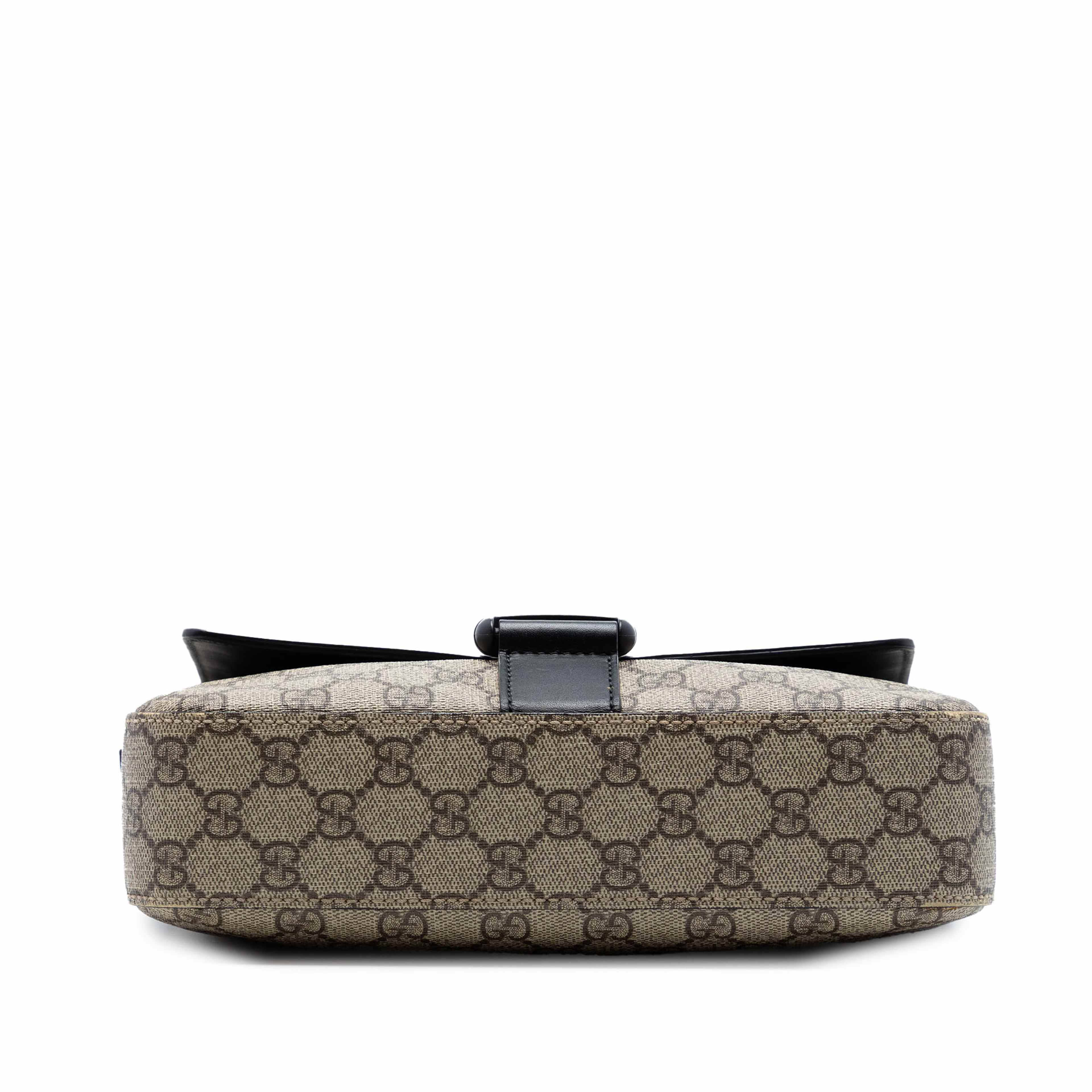 Gucci Gg Supreme Flap Messenger Bag, från Luxclusif, i färgen beige. Klicka för att öppna bilden i stort format