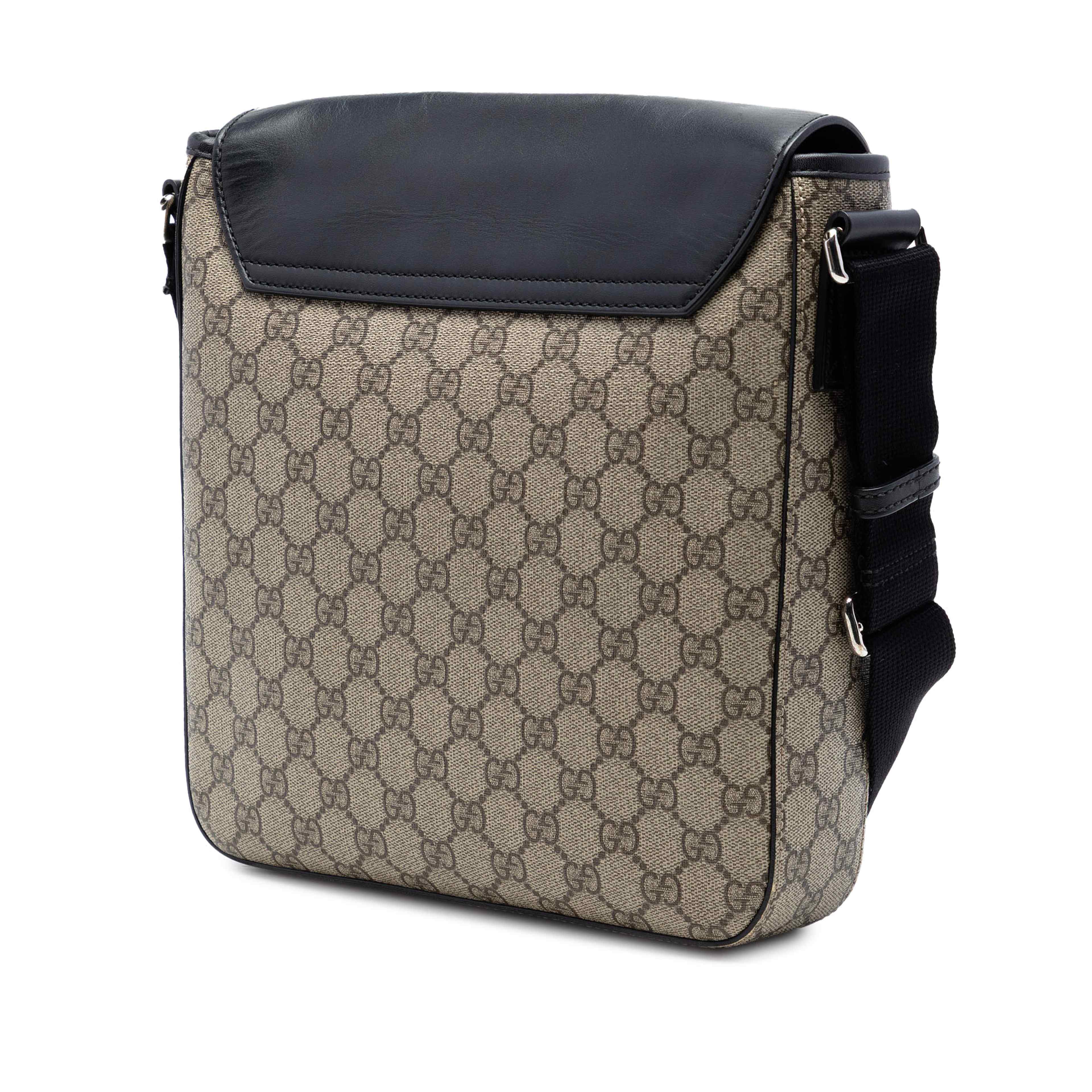 Gucci Gg Supreme Flap Messenger Bag, från Luxclusif, i färgen svart. Klicka för att öppna bilden i stort format