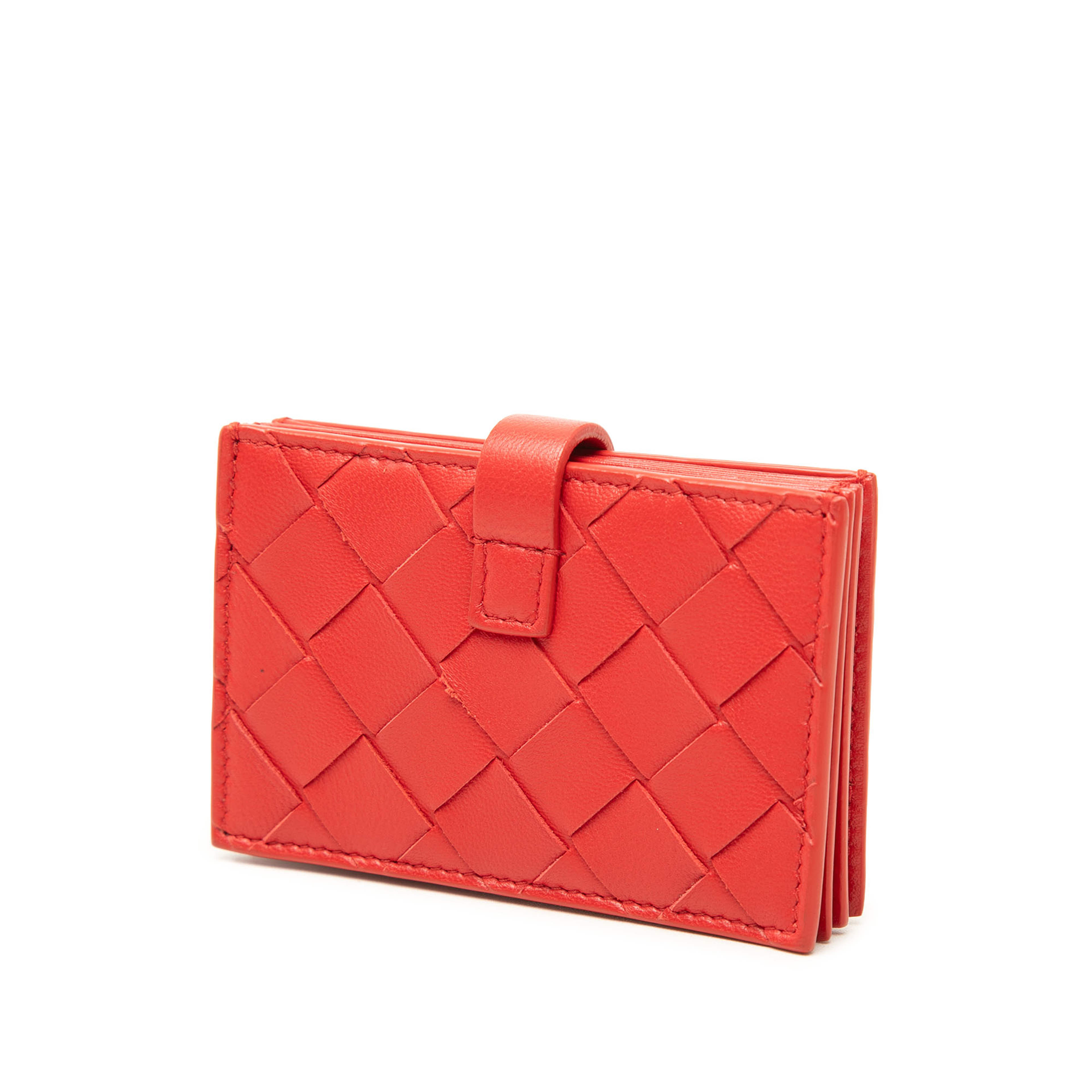 Bottega Veneta Nappa Intrecciato Card Holder, från Luxclusif, i färgen röd. Klicka för att öppna bilden i stort format