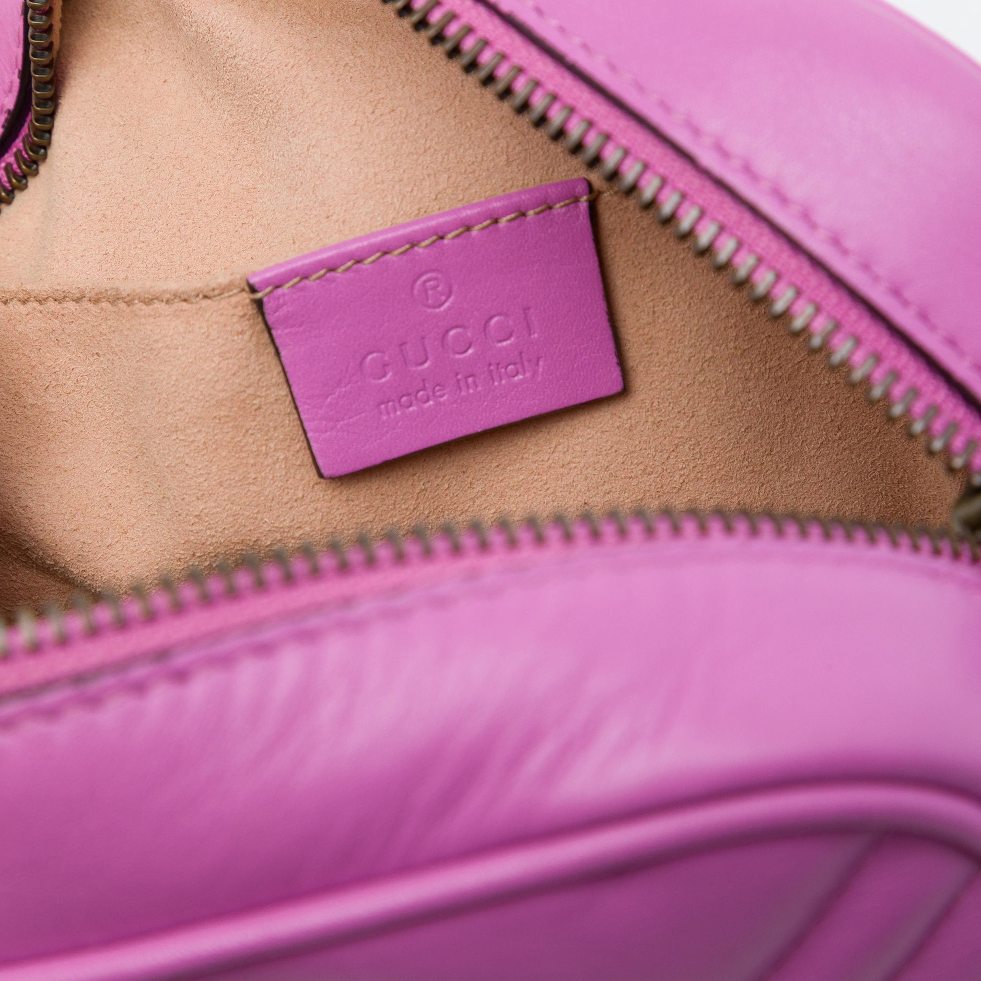 Gucci Mini Gg Marmont Matelasse Calfskin Crossbody, från Luxclusif, i färgen rosa. Klicka för att öppna bilden i stort format