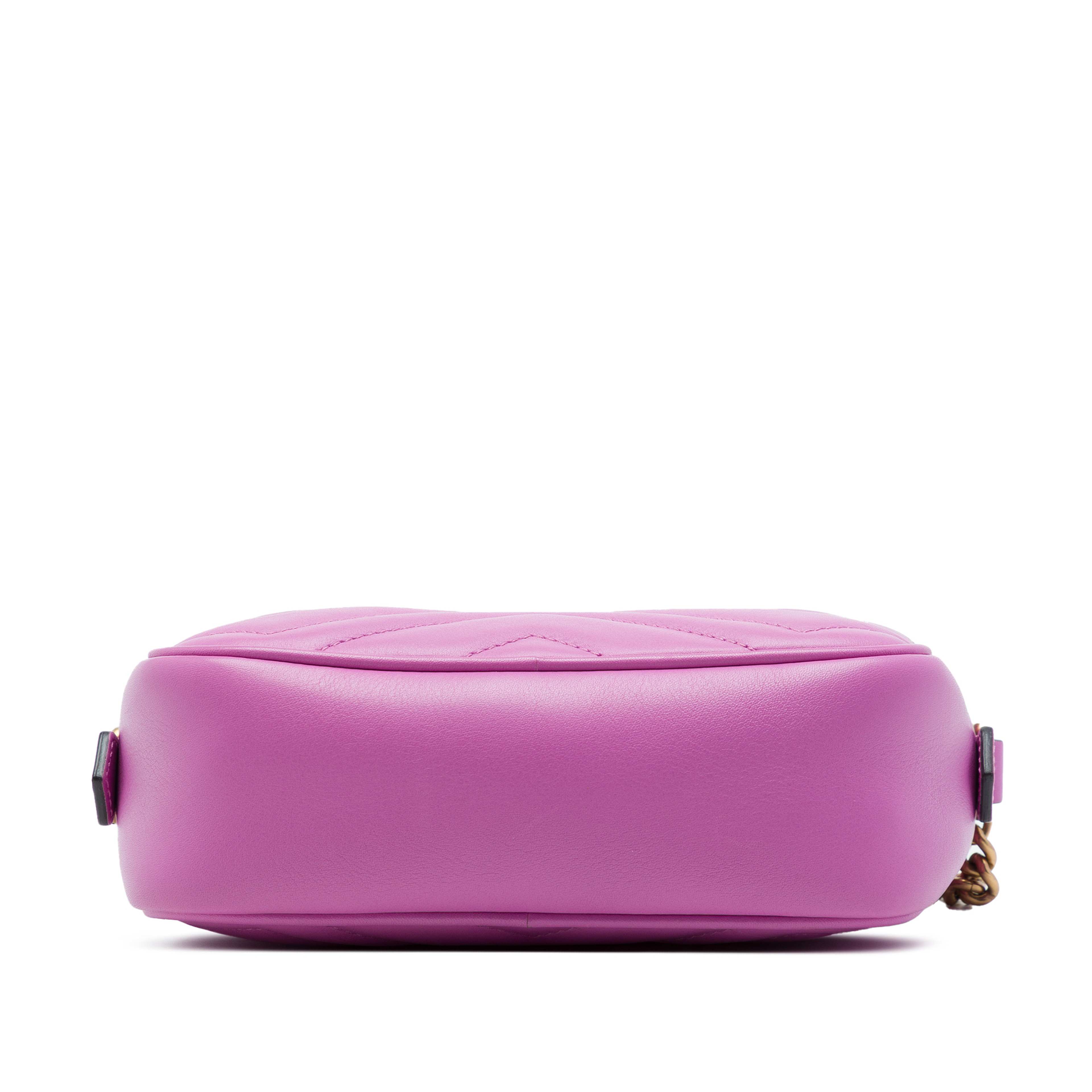 Gucci Mini Gg Marmont Matelasse Calfskin Crossbody, från Luxclusif, i färgen rosa. Klicka för att öppna bilden i stort format
