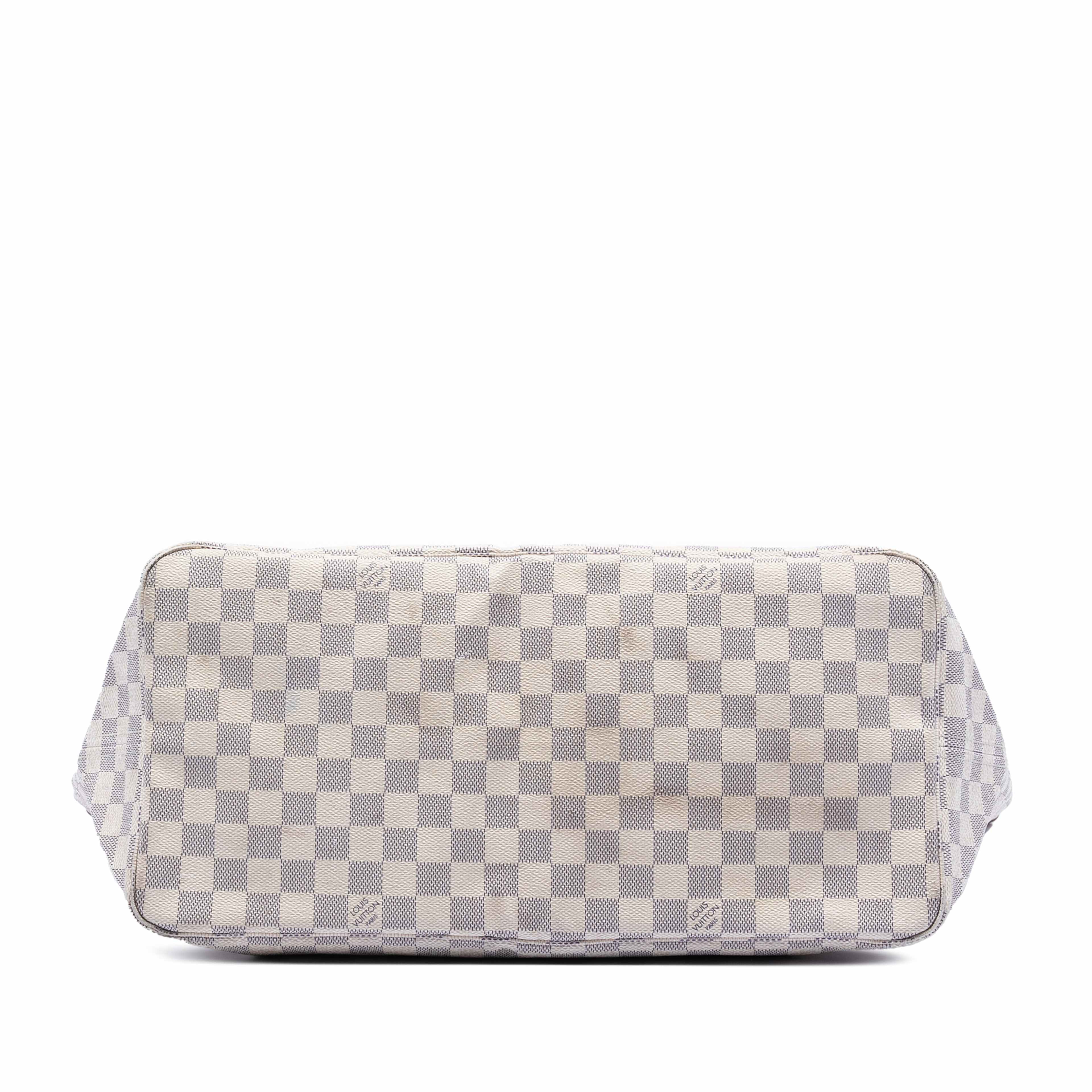 Louis Vuitton Damier Azur Neverfull Gm, från Luxclusif, i färgen white. Klicka för att öppna bilden i stort format