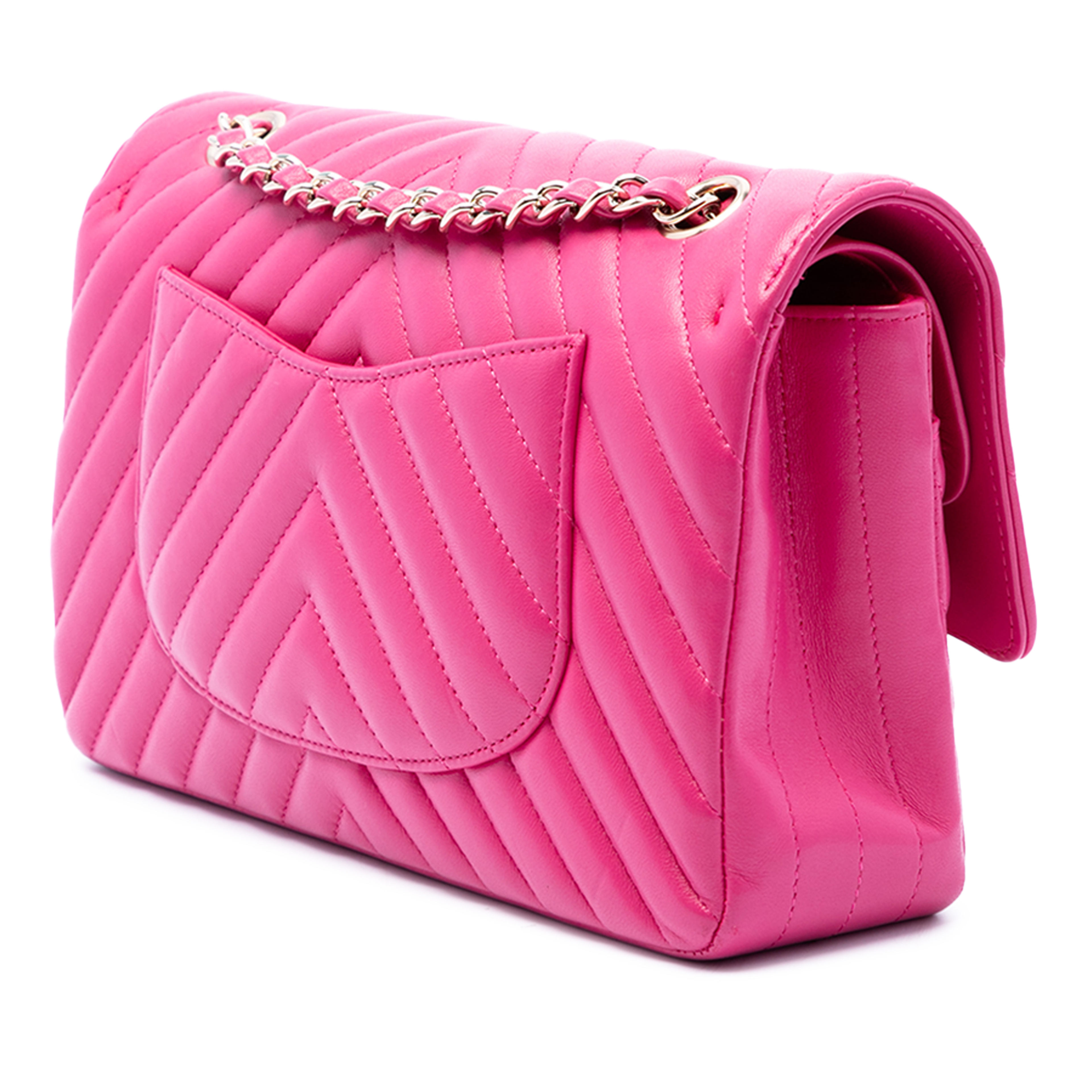 Chanel Medium Classic Chevron Lambskin Double Flap, från Luxclusif, i färgen rosa. Klicka för att öppna bilden i stort format