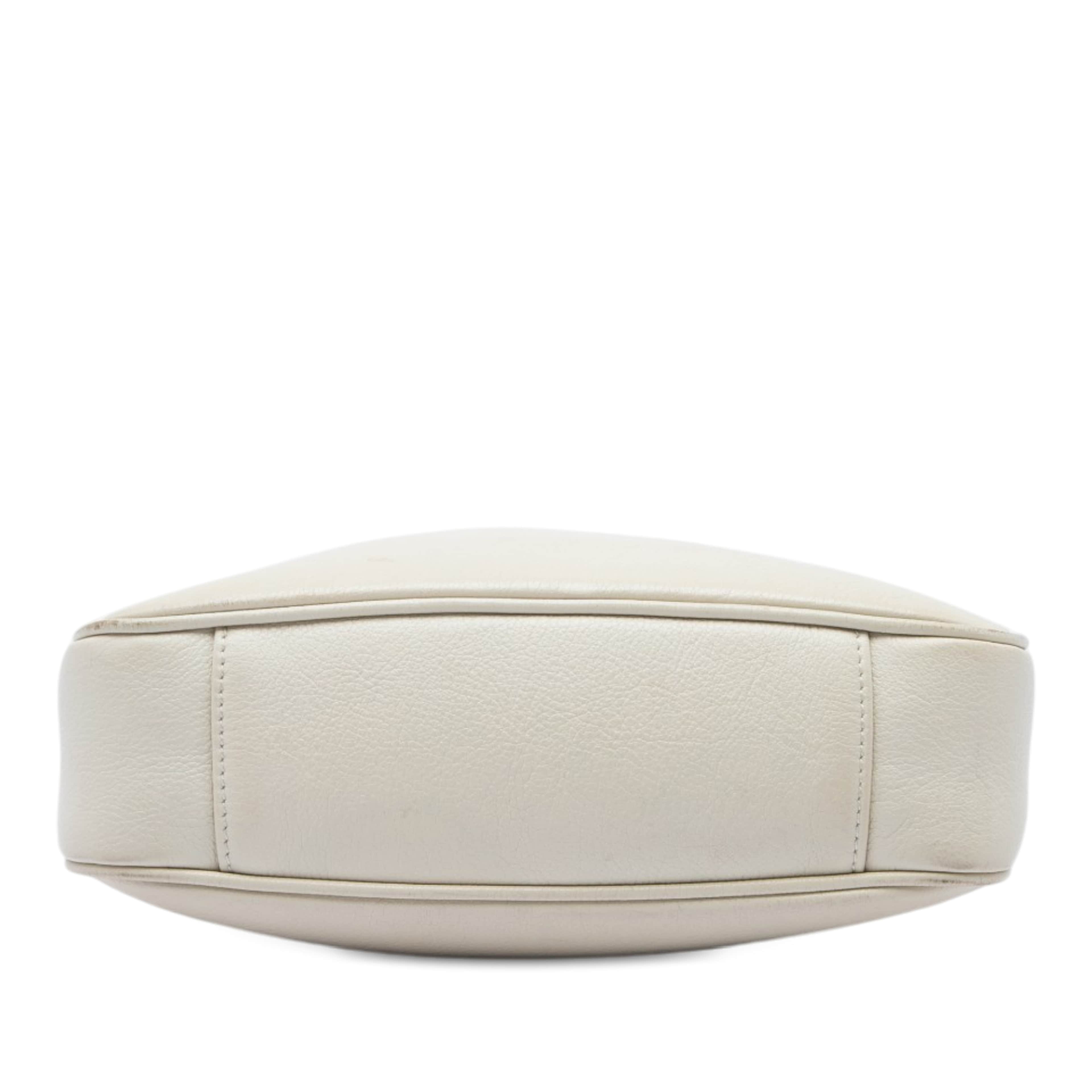 Gucci Small Calfskin Bamboo Diana Satchel, från Luxclusif, i färgen vit. Klicka för att öppna bilden i stort format