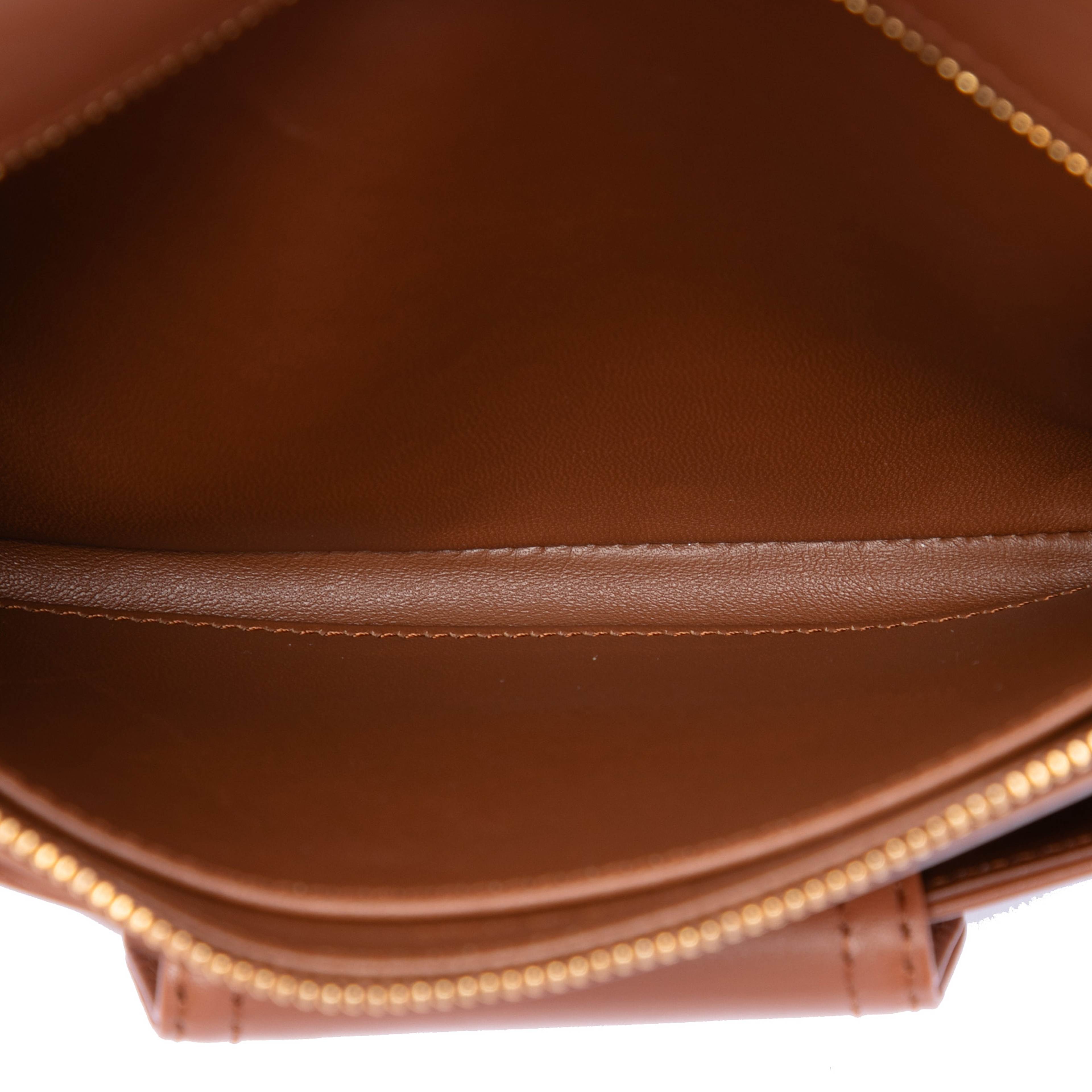 Dior Medium Calfskin Diordouble Chain Bag, från Luxclusif, i färgen brun. Klicka för att öppna bilden i stort format