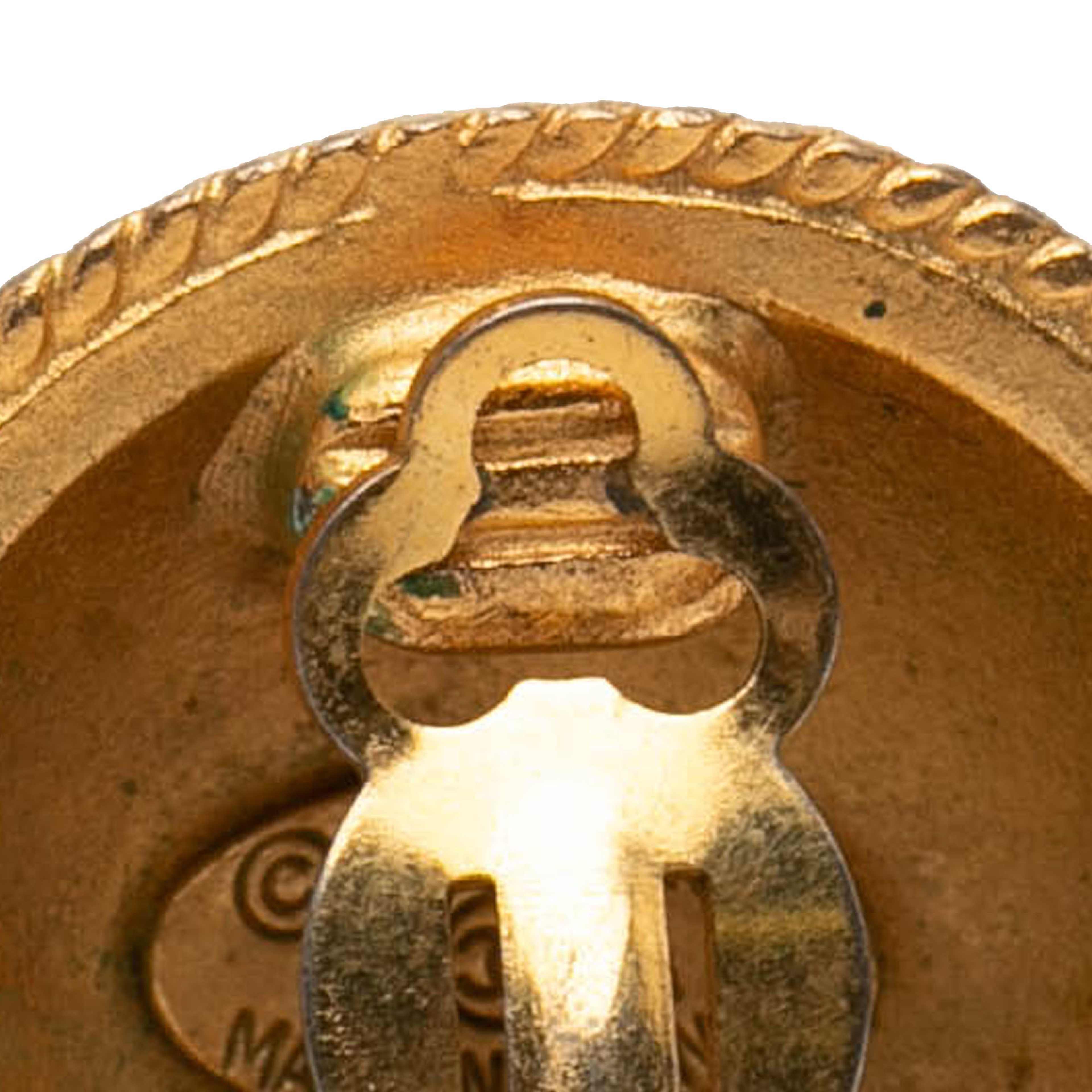 Chanel Cc Gold Plated Round Clip On Earrings, från Luxclusif, i färgen gold. Klicka för att öppna bilden i stort format