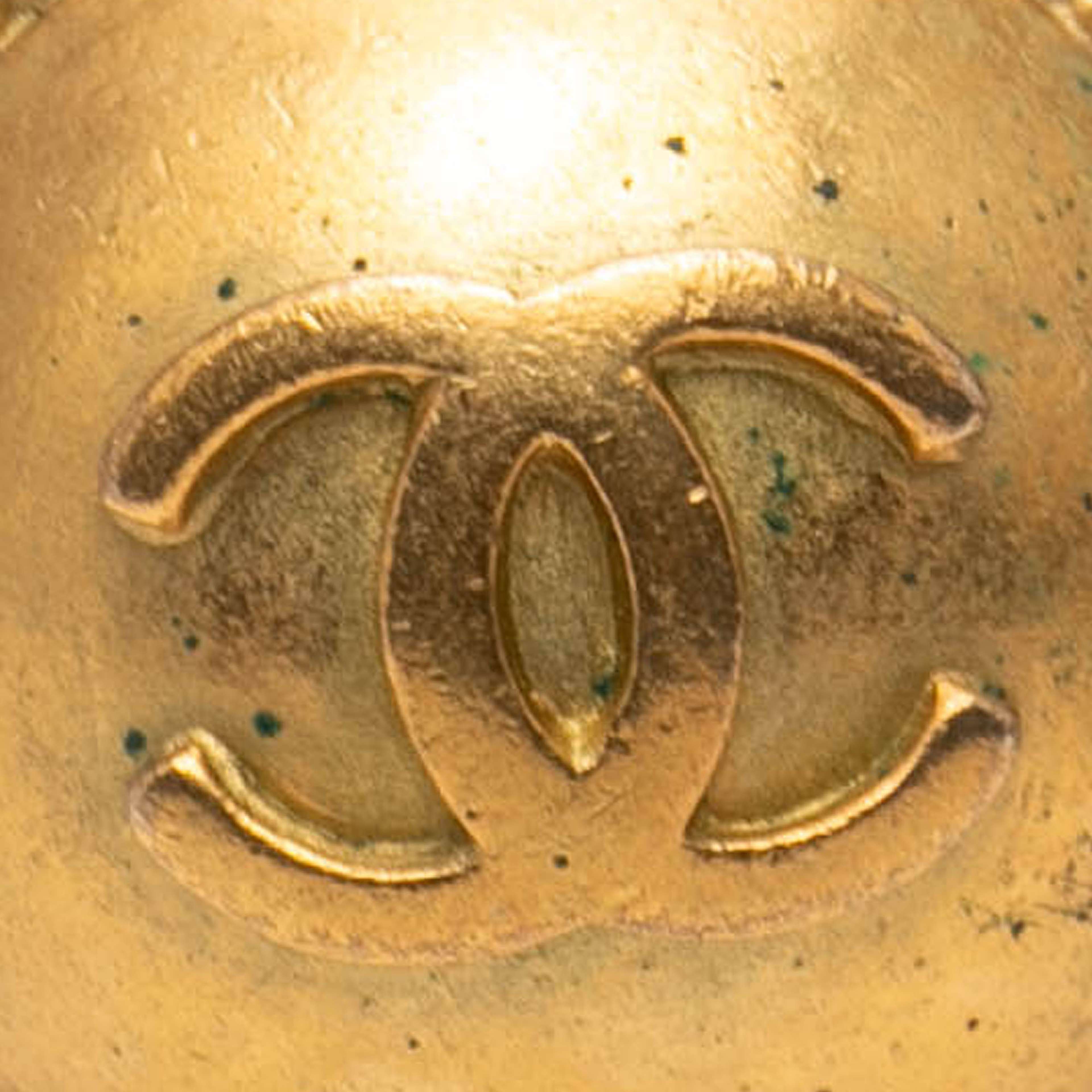 Chanel Cc Gold Plated Round Clip On Earrings, från Luxclusif, i färgen gold. Klicka för att öppna bilden i stort format