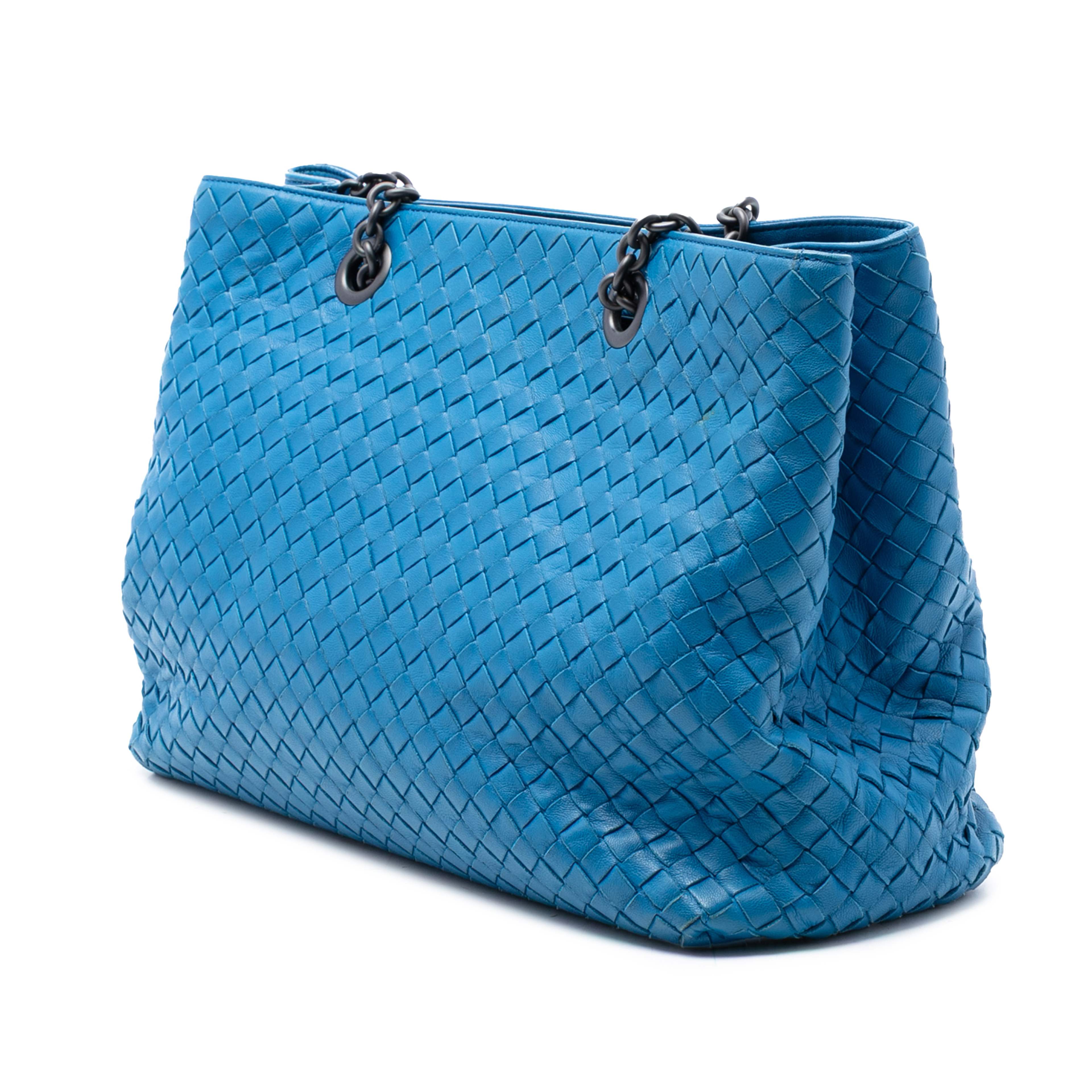 Bottega Veneta Medium Nappa Intrecciato Double Chain Tote, från Luxclusif, i färgen aqua. Klicka för att öppna bilden i stort format