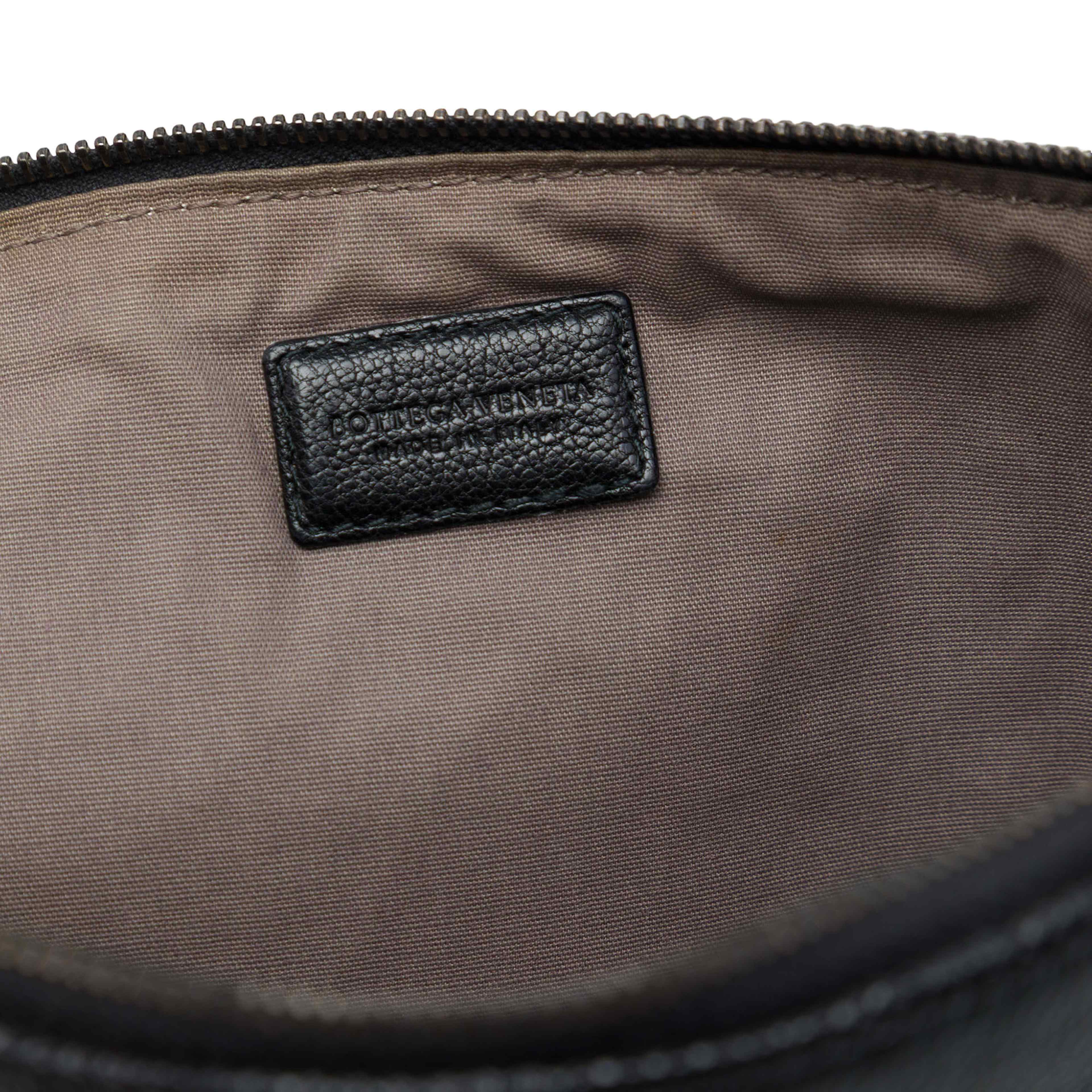Bottega Veneta Intrecciato Trimmed Nappa Clutch, från Luxclusif, i färgen svart. Klicka för att öppna bilden i stort format